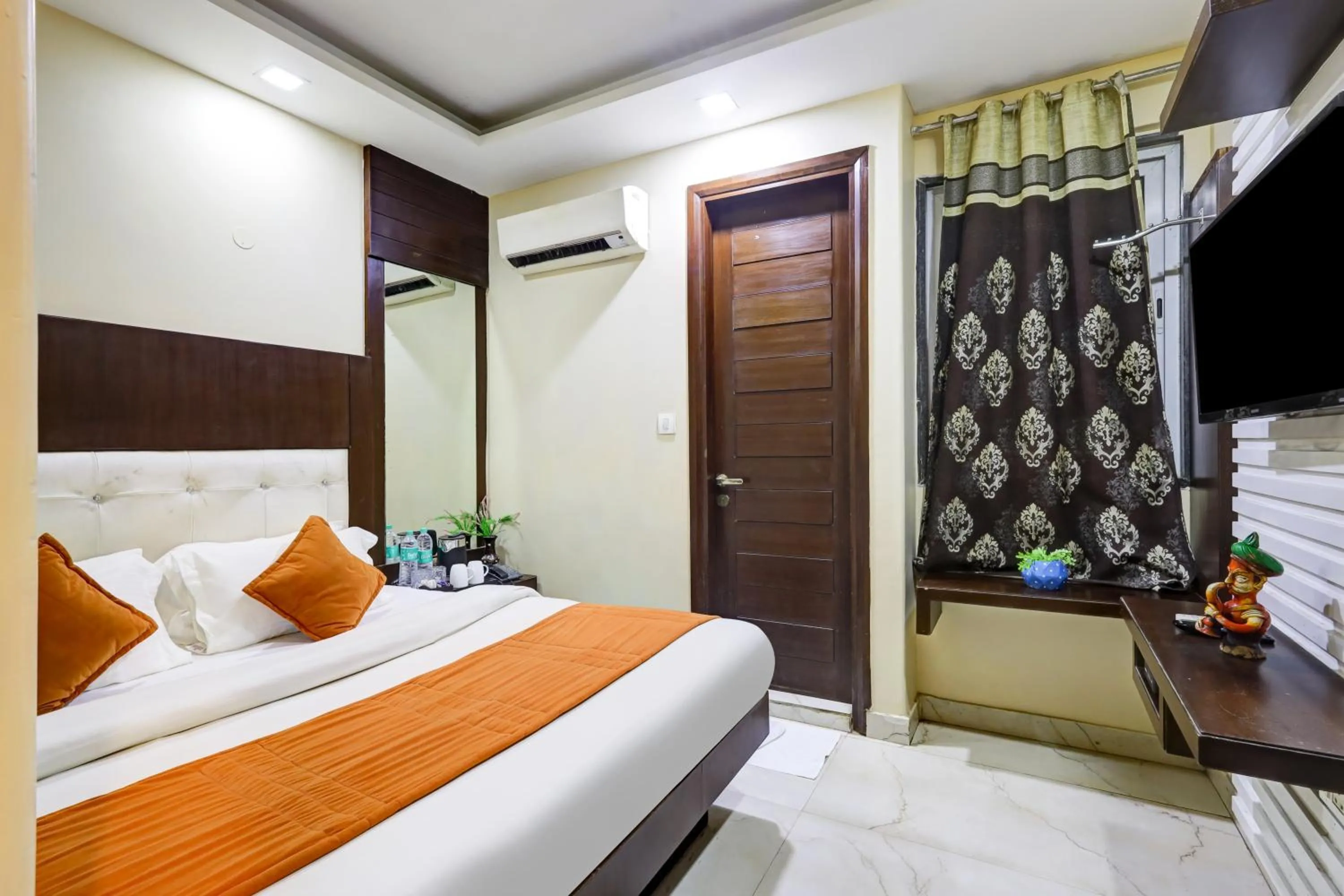Bedroom, Bed in Hotel Tashkent Palace - Walk in from New Delhi Station & Metro Station