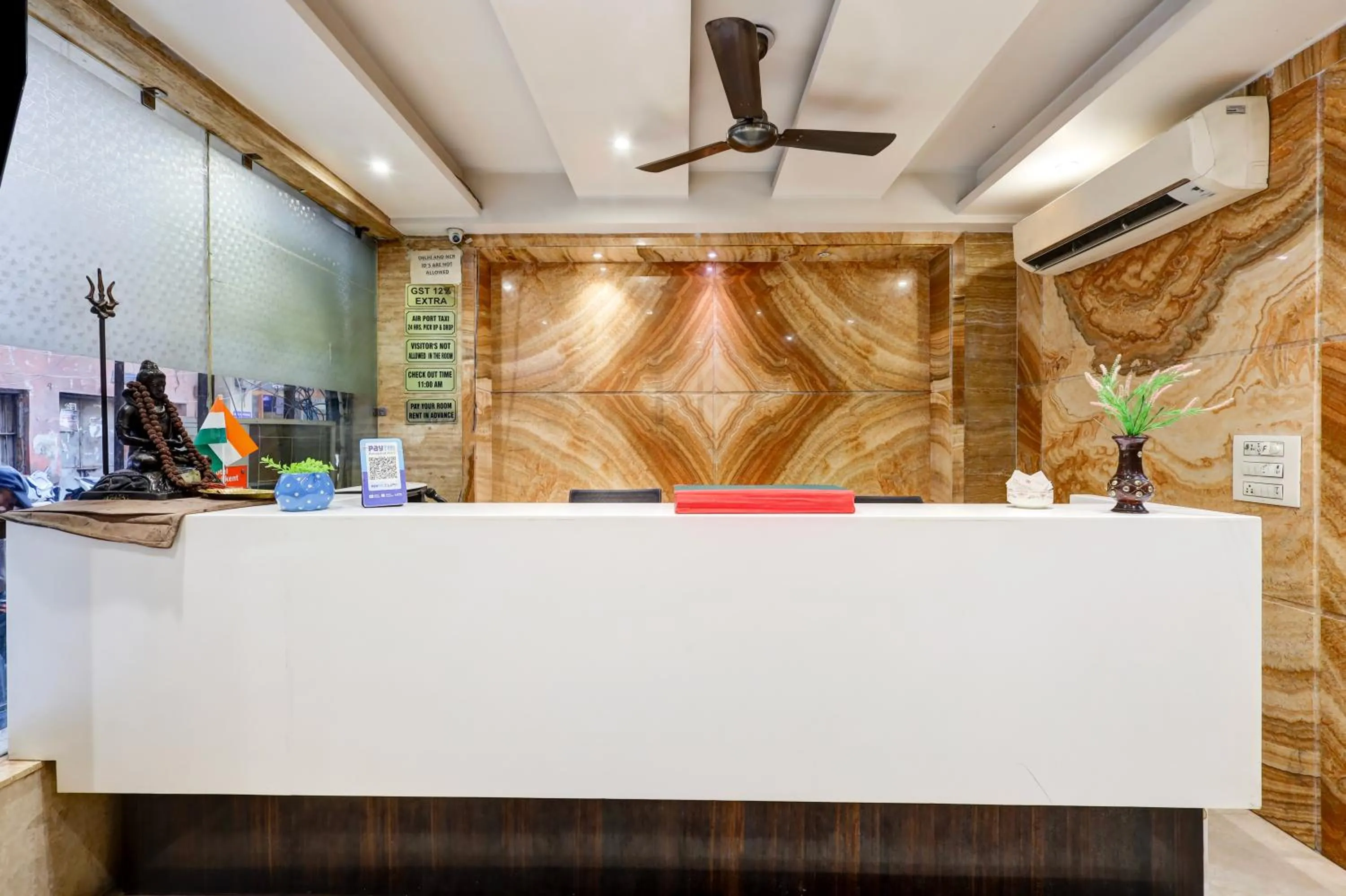 Lobby or reception in Hotel Tashkent Palace - Walk in from New Delhi Station & Metro Station