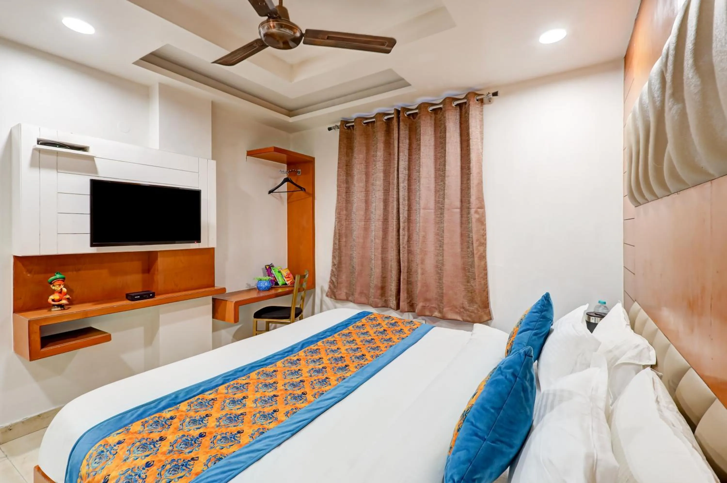 Bedroom, Bed in Hotel Tashkent Palace - Walk in from New Delhi Station & Metro Station