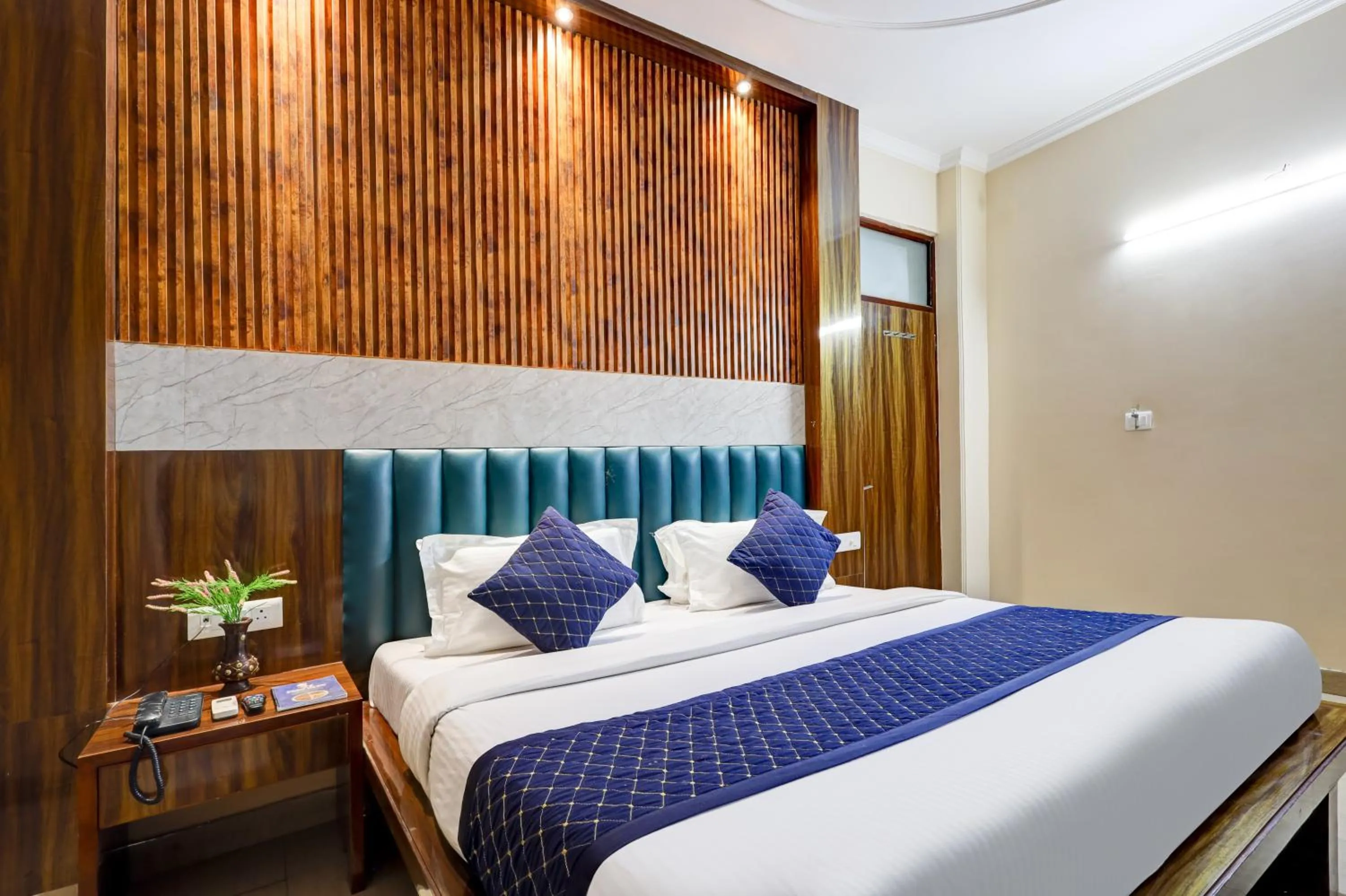 Bathroom, Bed in Hotel Tashkent Palace - Walk in from New Delhi Station & Metro Station