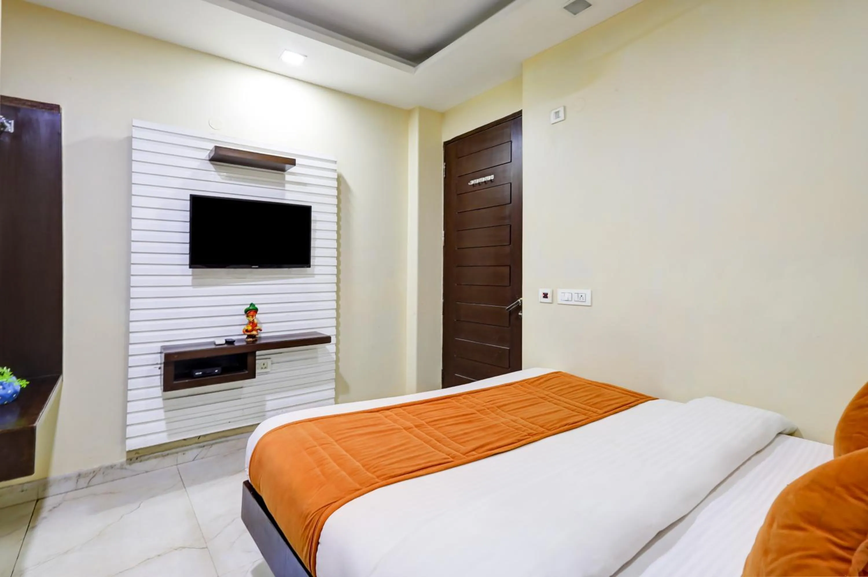 Bedroom, Bed in Hotel Tashkent Palace - Walk in from New Delhi Station & Metro Station
