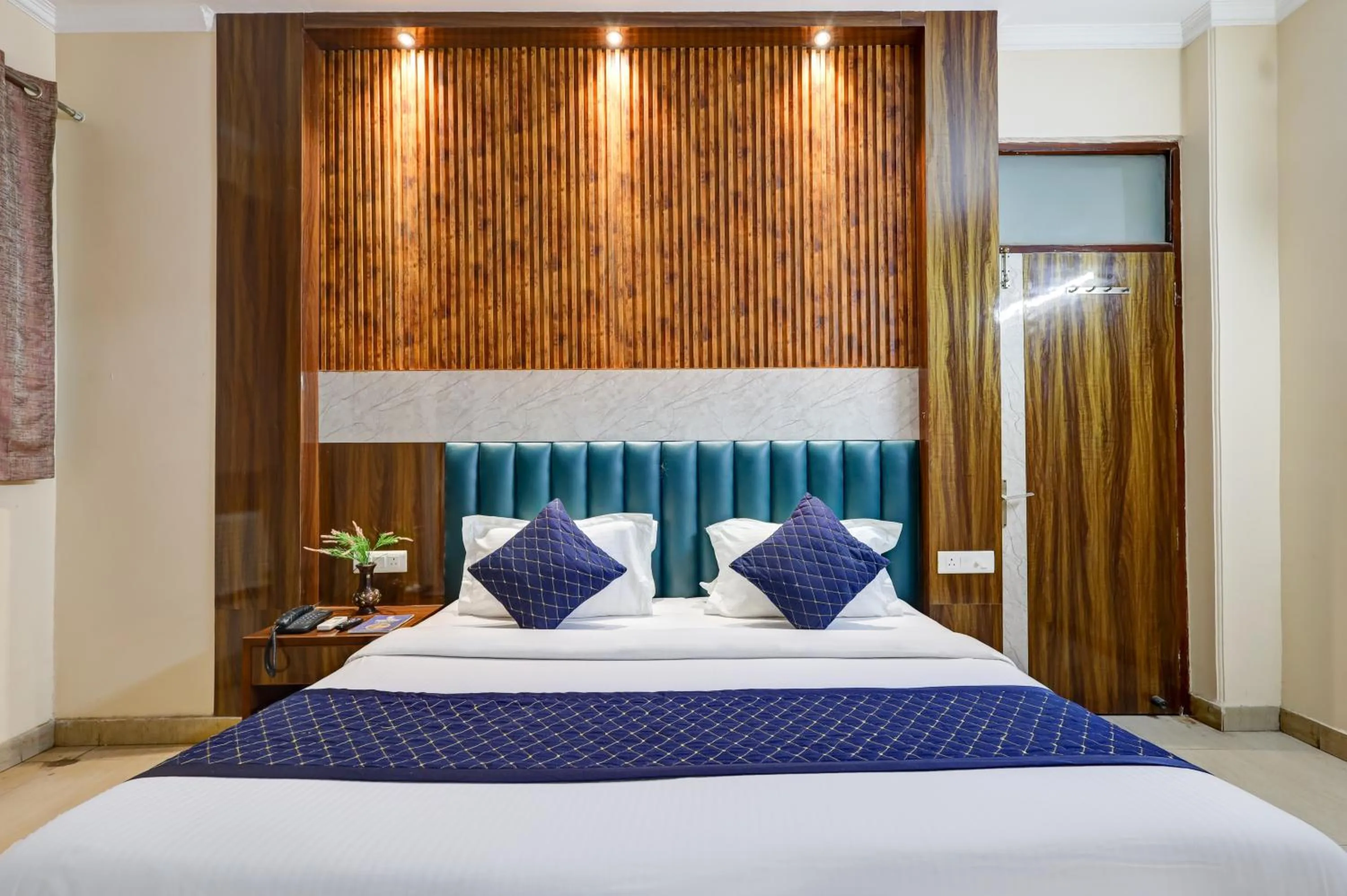 Bed in Hotel Tashkent Palace - Walk in from New Delhi Station & Metro Station