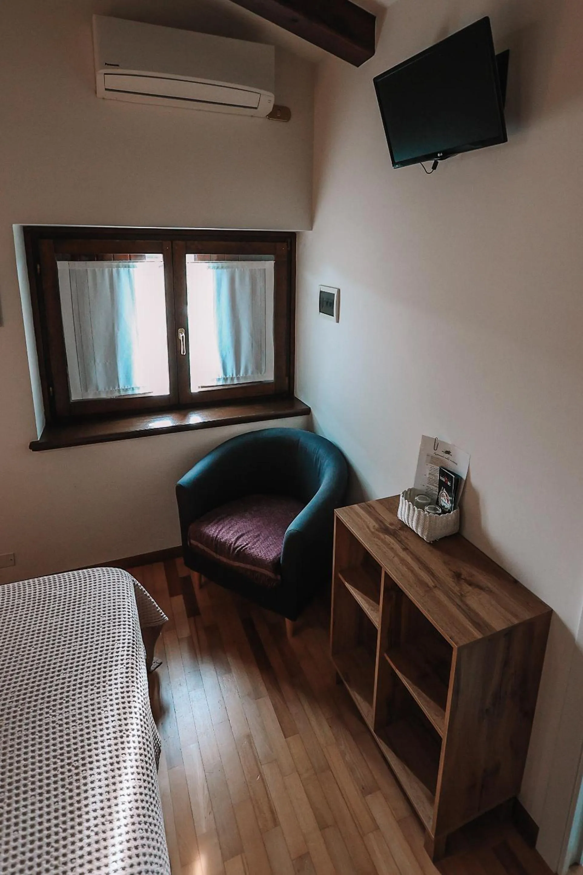 Bedroom, Bed in Alle Robinie