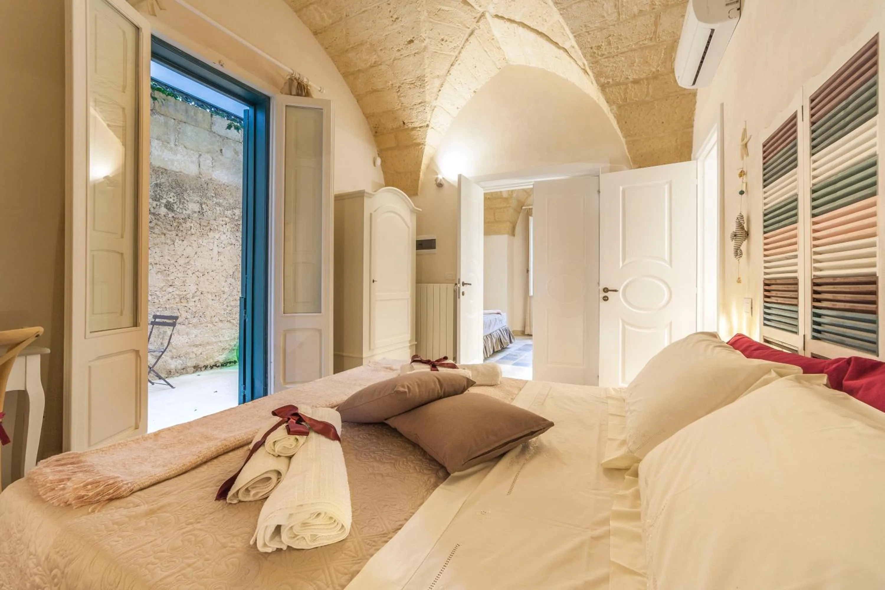 Photo of the whole room, Bed in La Luna In Cortile