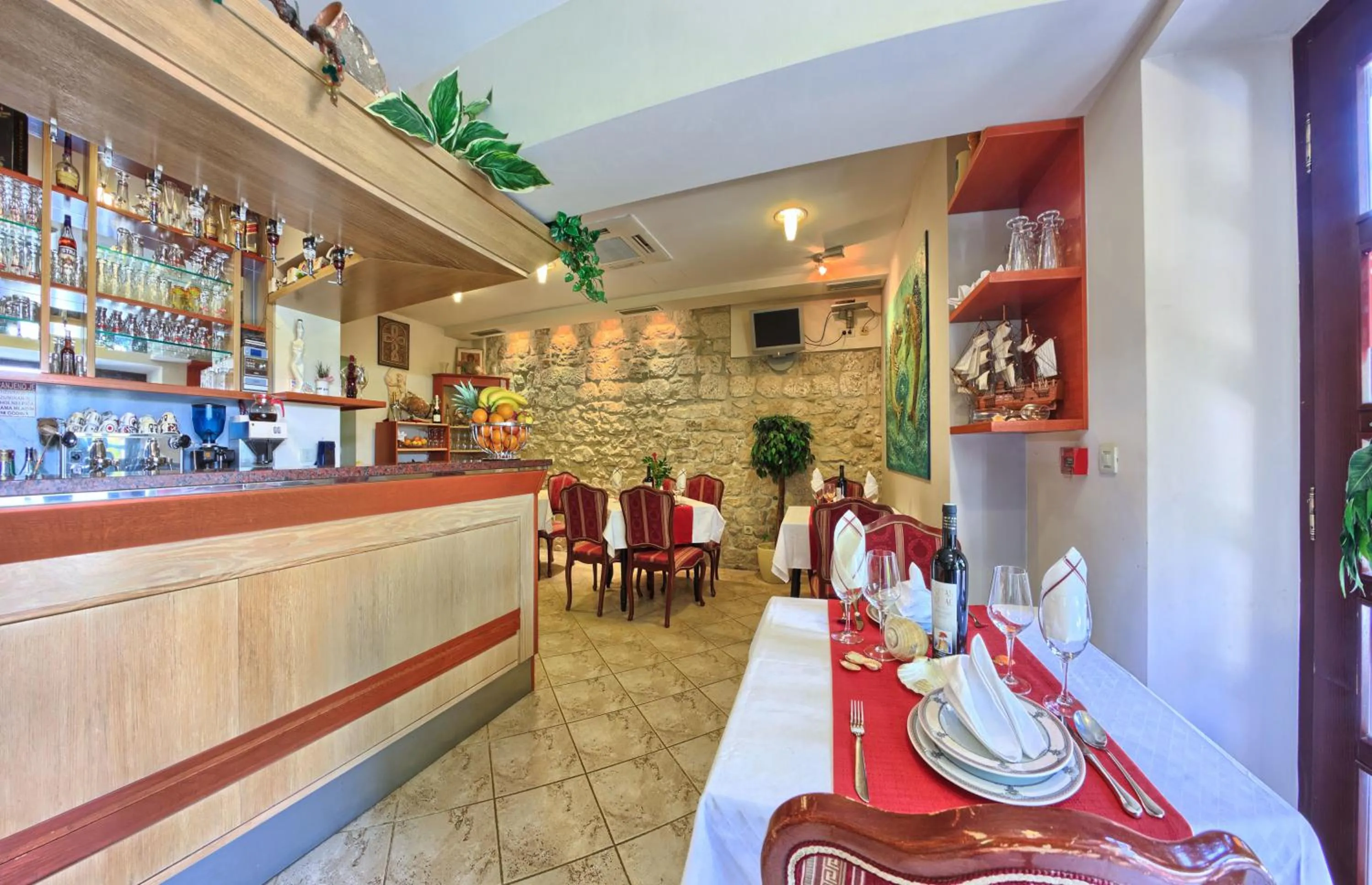 Restaurant/places to eat in Hotel Trogir