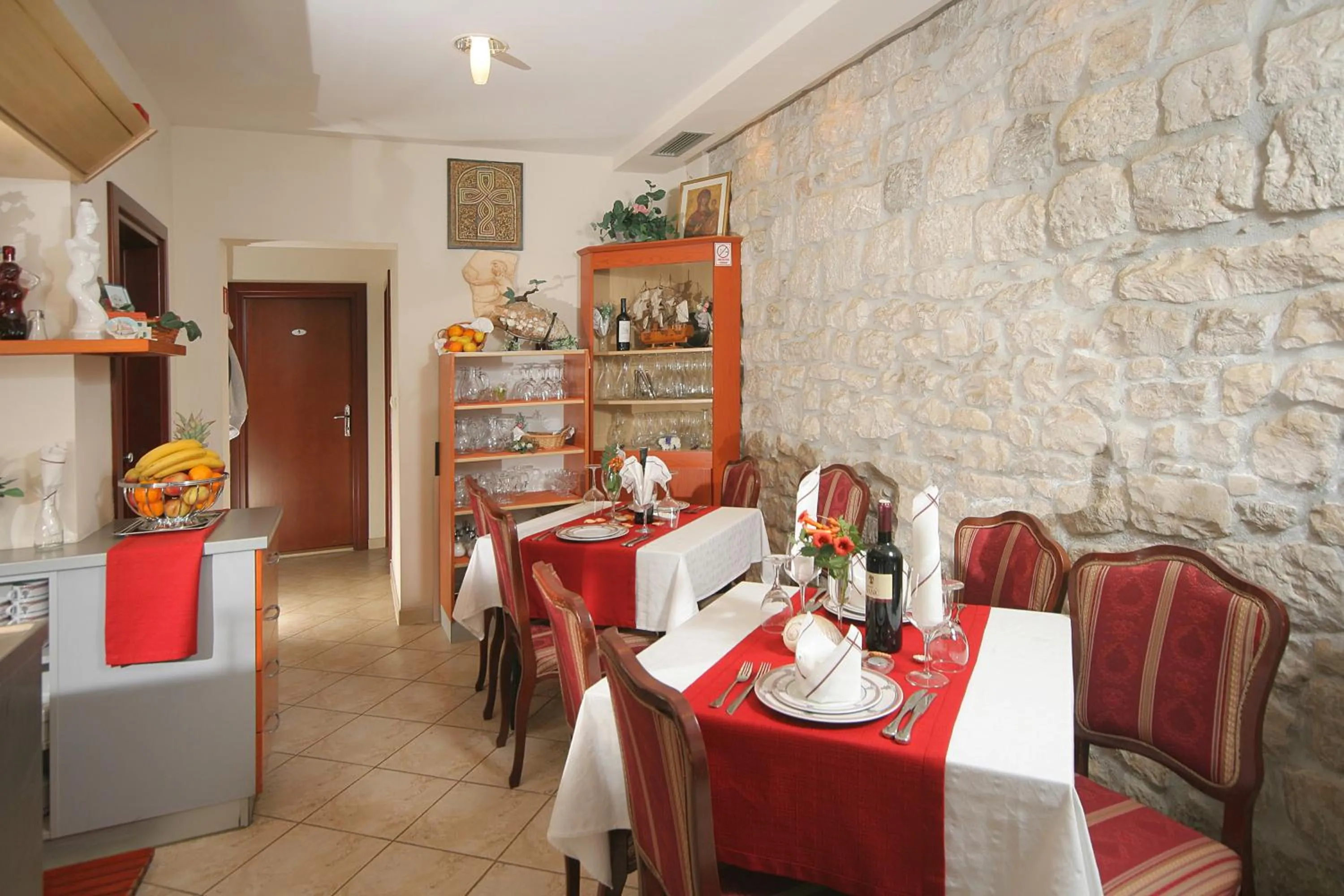Restaurant/places to eat in Hotel Trogir