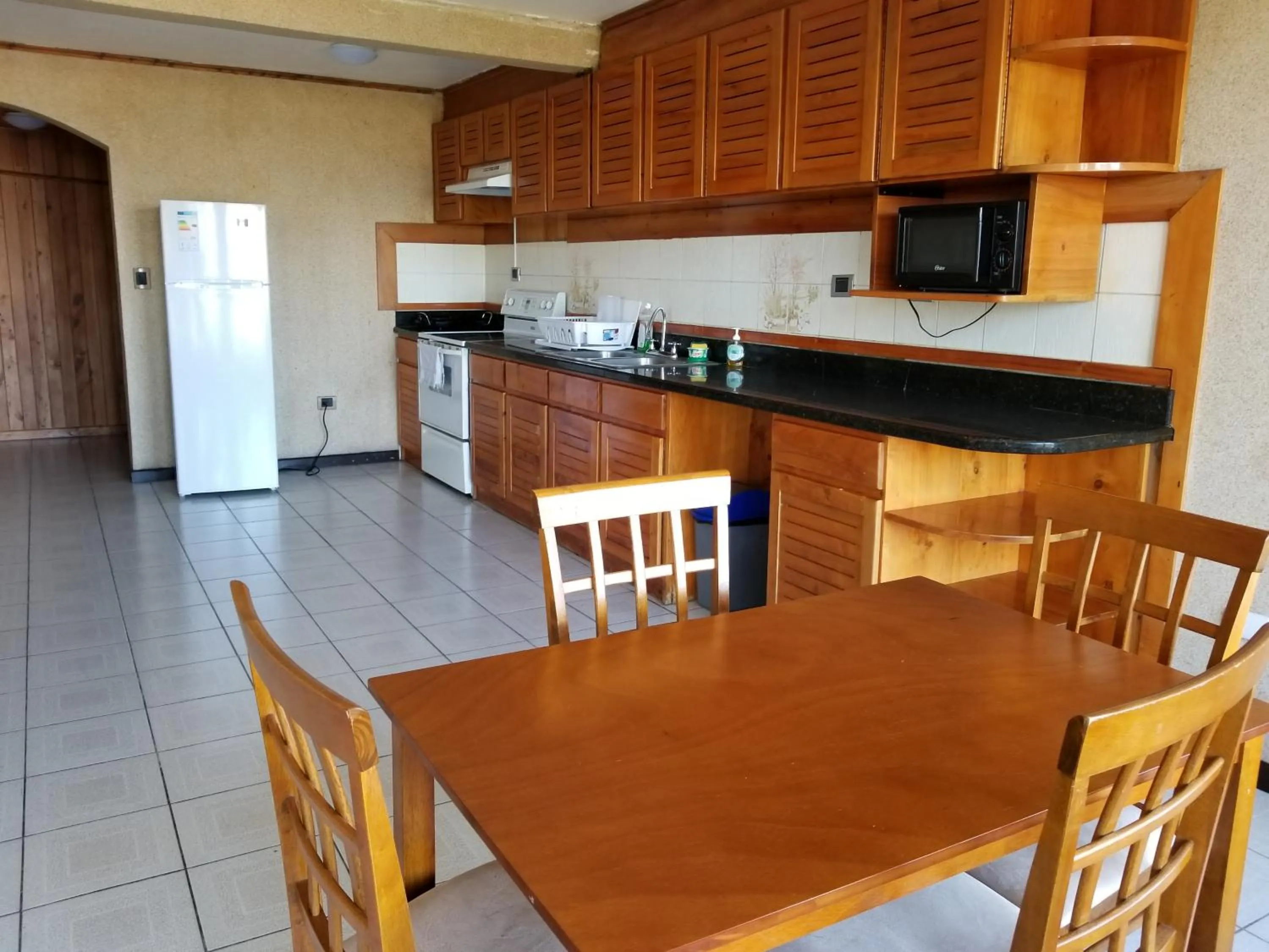 Communal kitchen in Hotel Monte Campana Escazu