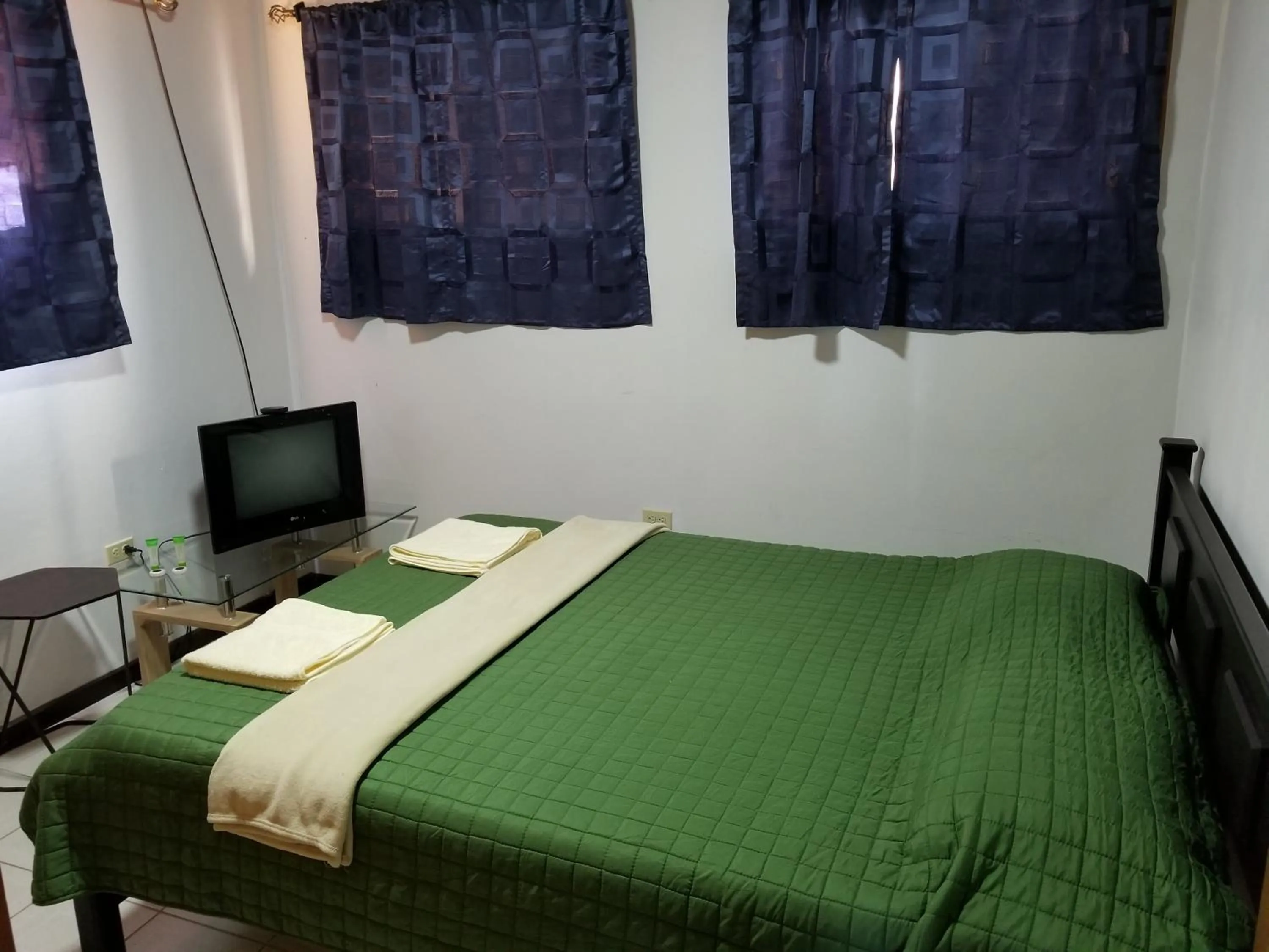 Photo of the whole room, Bed in Hotel Monte Campana Escazu