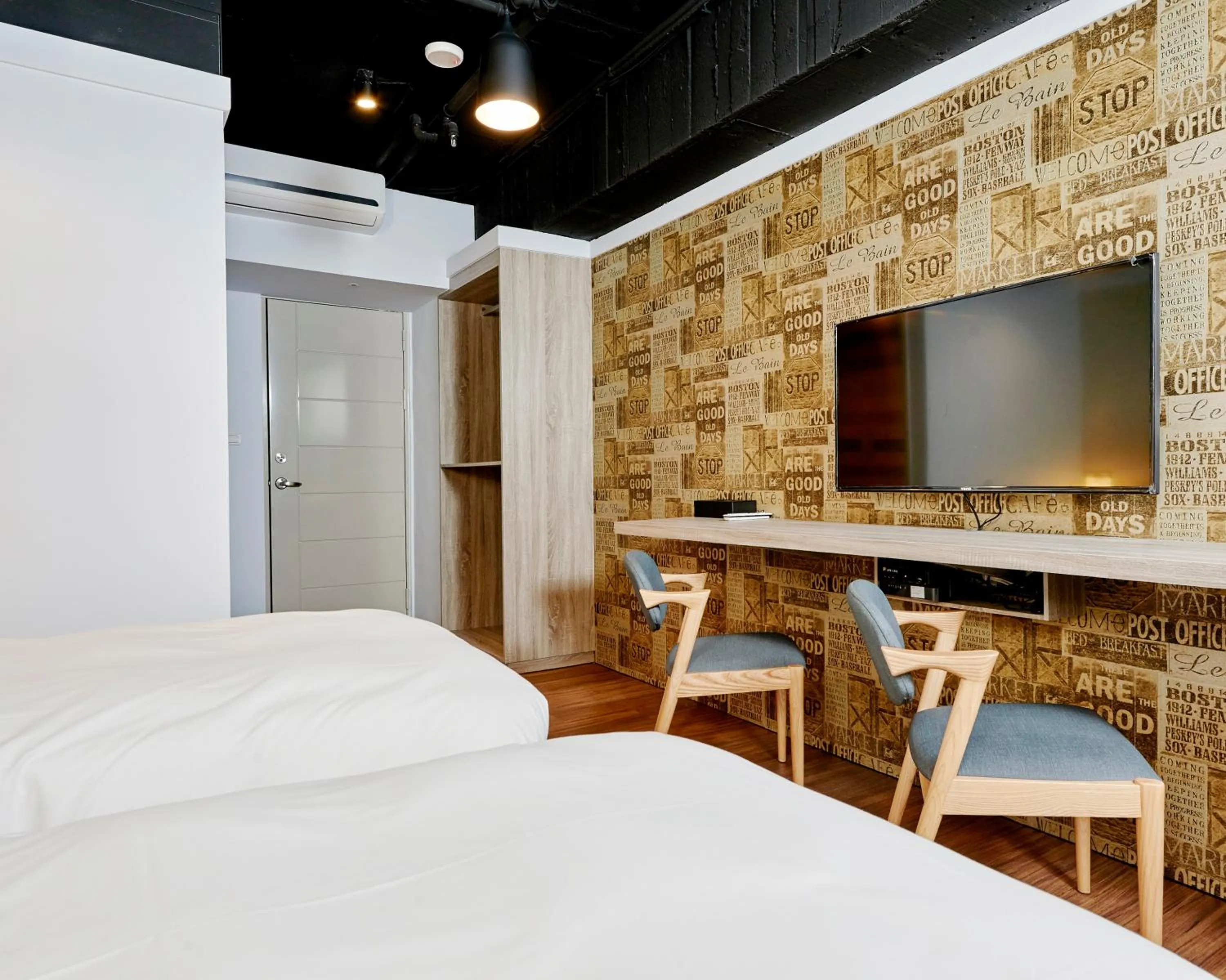 Photo of the whole room, Bed in Bon Hotel Taipei