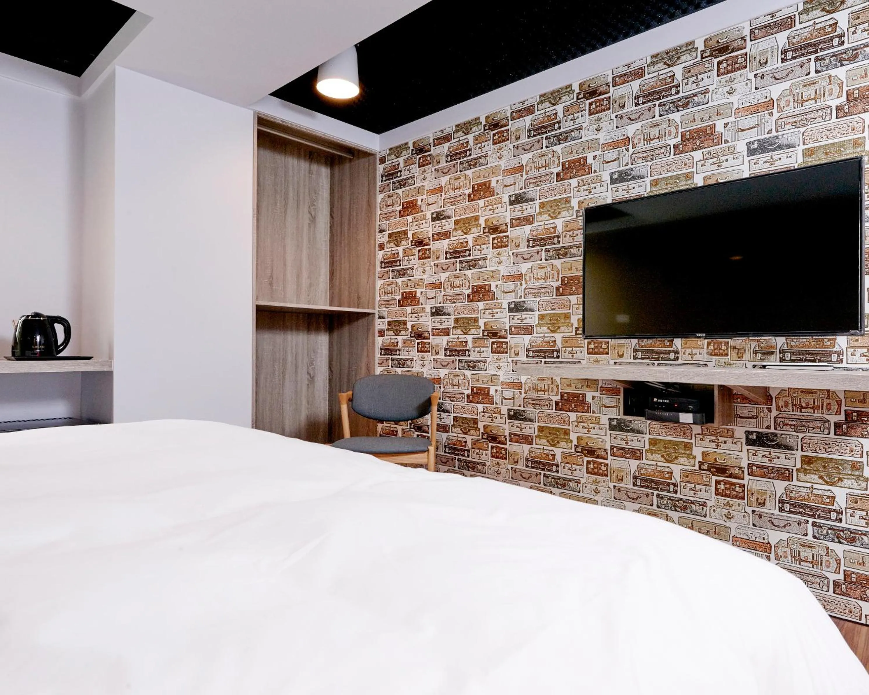 Photo of the whole room, Bed in Bon Hotel Taipei