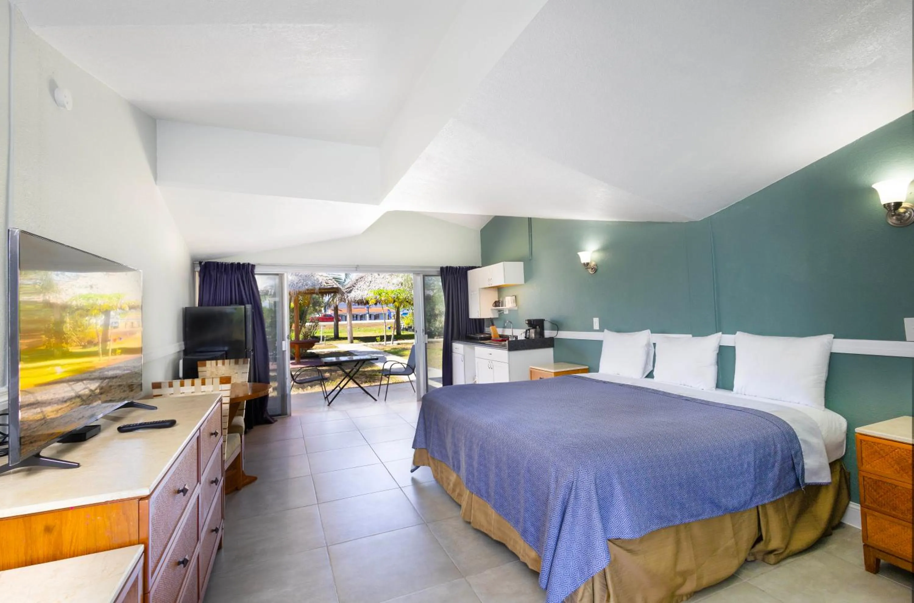 Bed in Warm Mineral Springs Motel