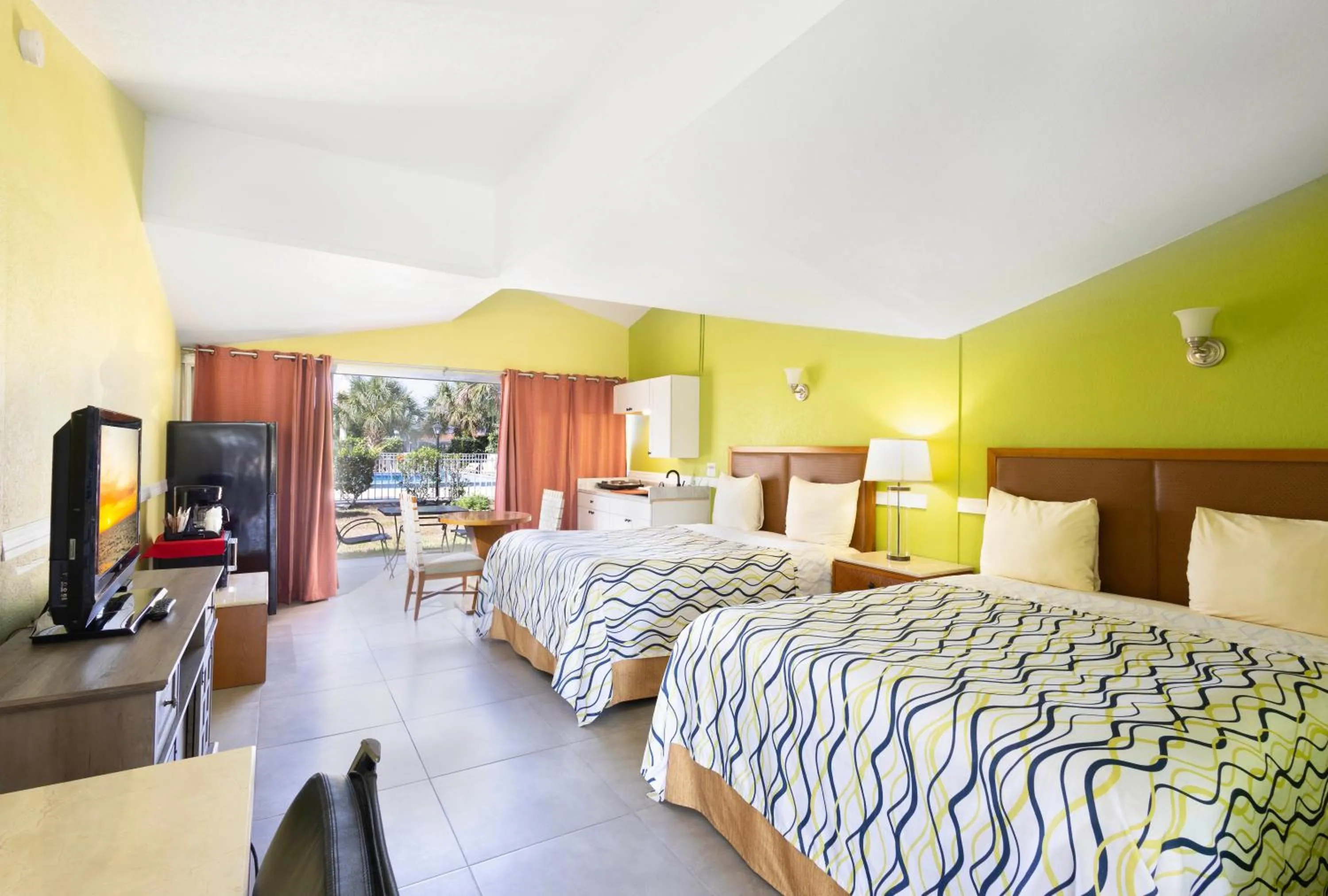 Bed in Warm Mineral Springs Motel