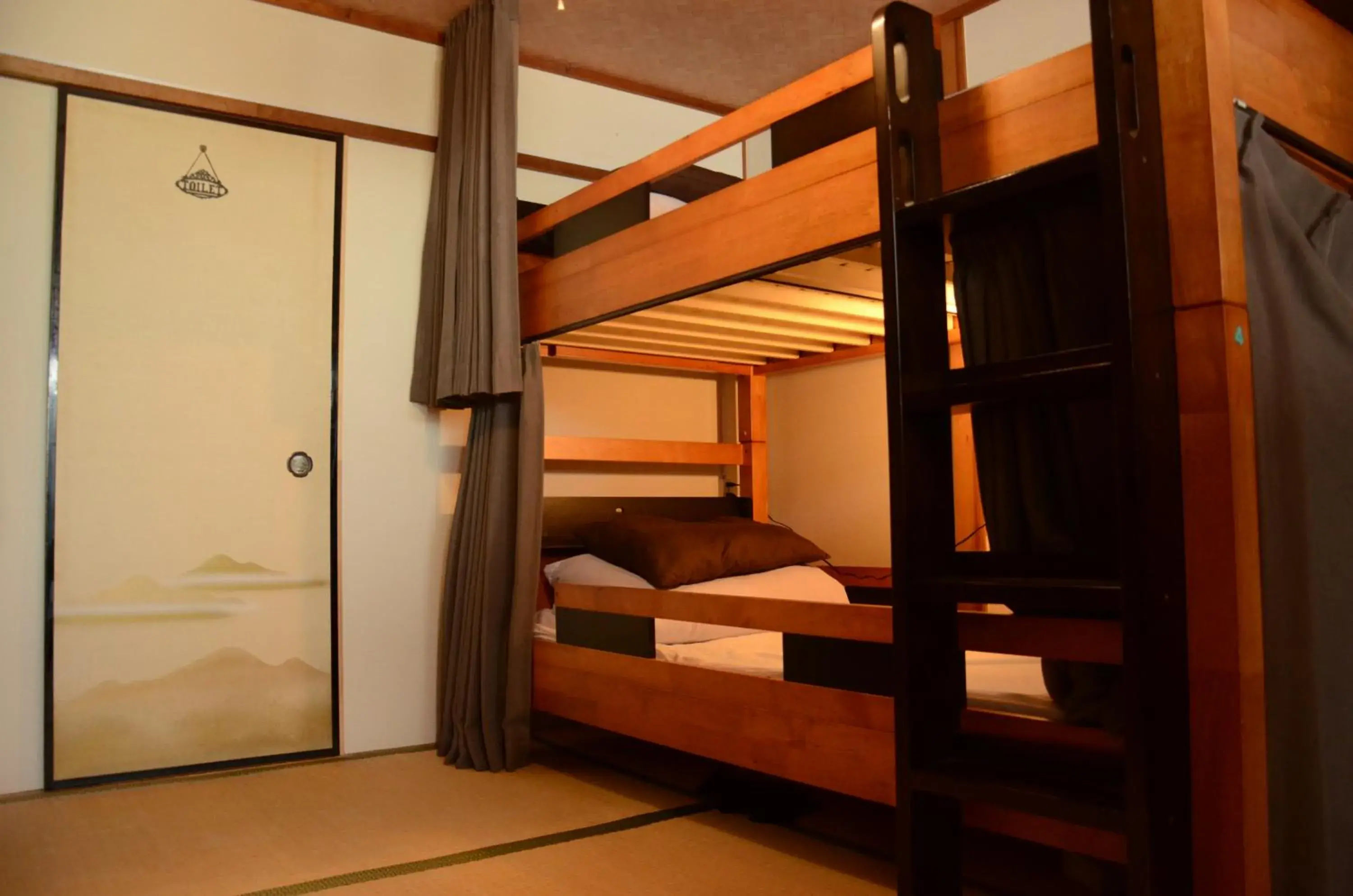 Bed in 6-Bed Mixed Dormitory Room in Peace house Abeno Bed in 6-Bed Mixed Dormitory Room in Peace house Abeno