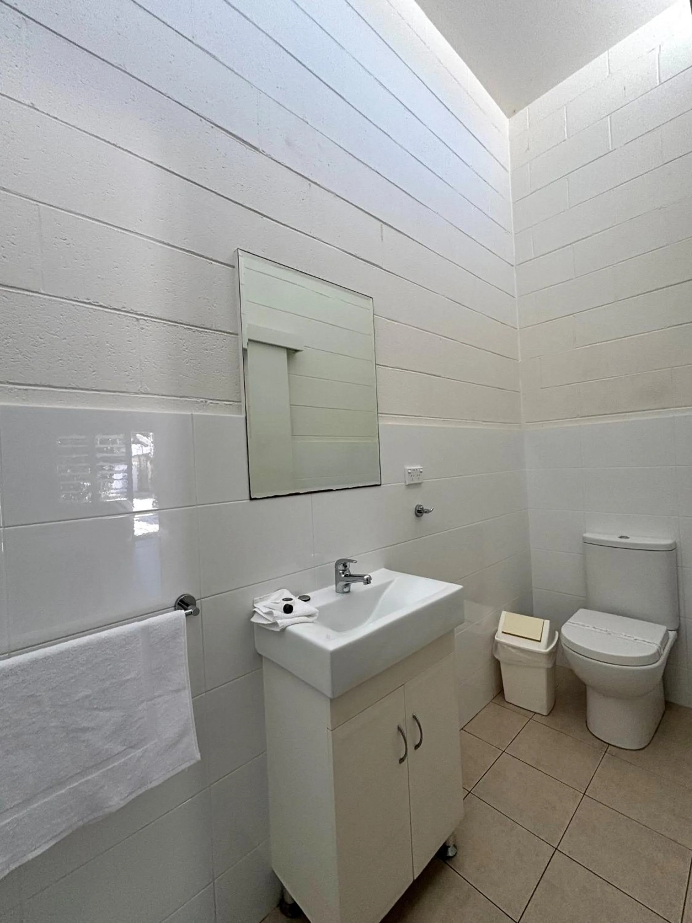 Toilet in Time and Tide Hotel Motel