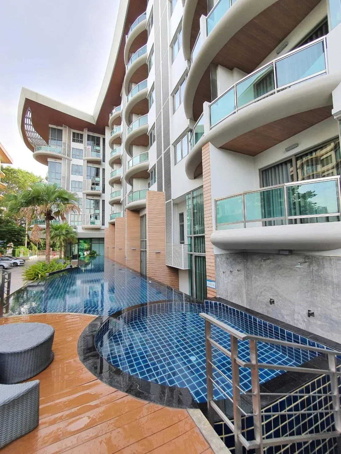 Swimming pool in Sonrisa Srirachaที่พักติดทะเล