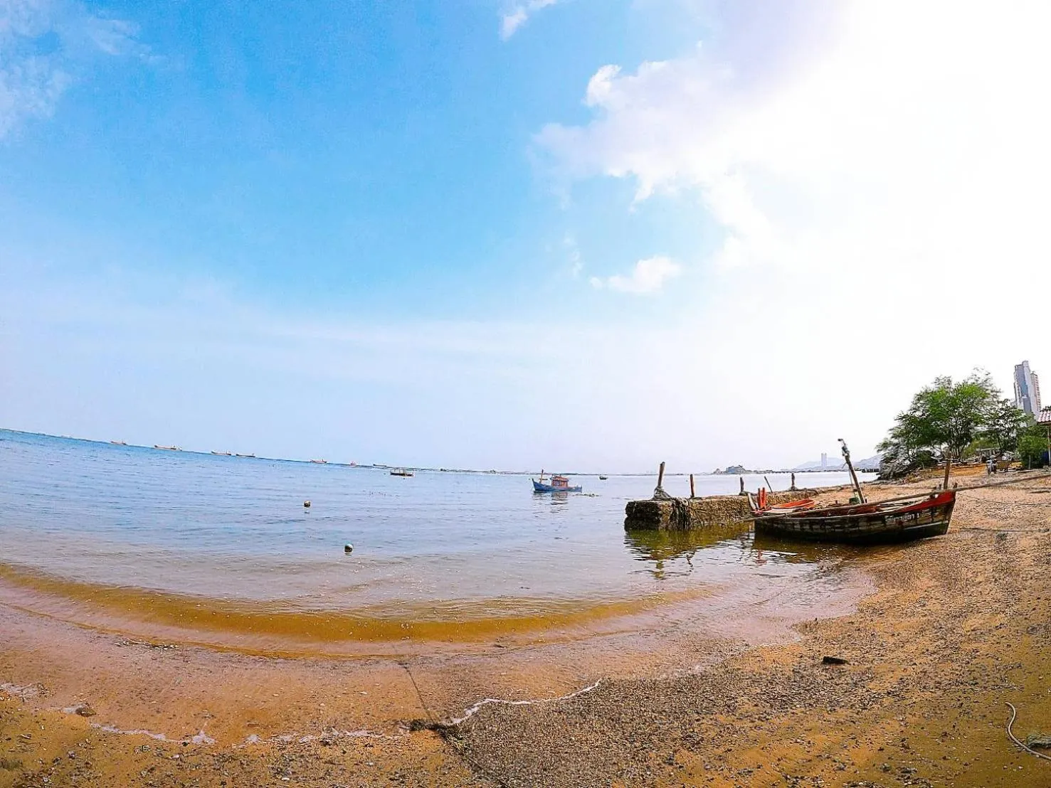 Beach in Sonrisa Srirachaที่พักติดทะเล