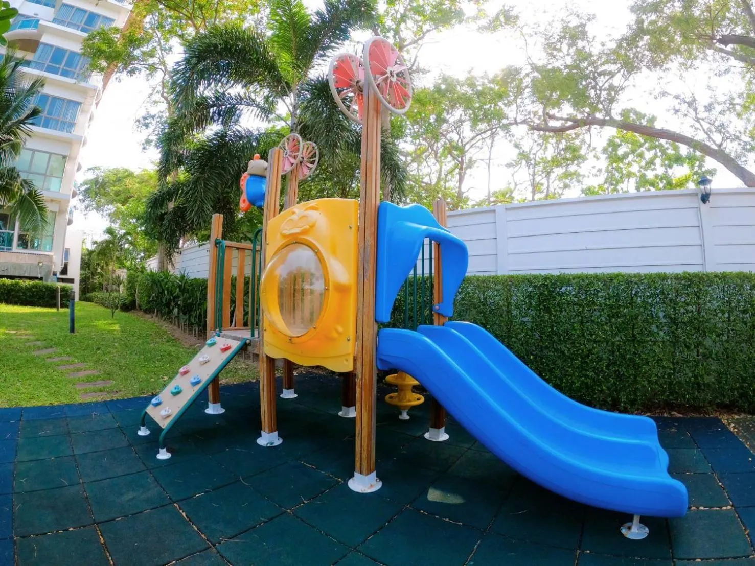 Garden in Sonrisa Srirachaที่พักติดทะเล