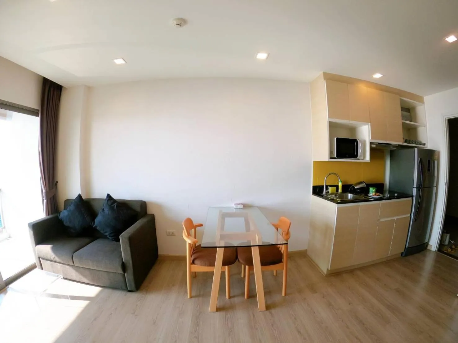 Kitchen or kitchenette in Sonrisa Srirachaที่พักติดทะเล