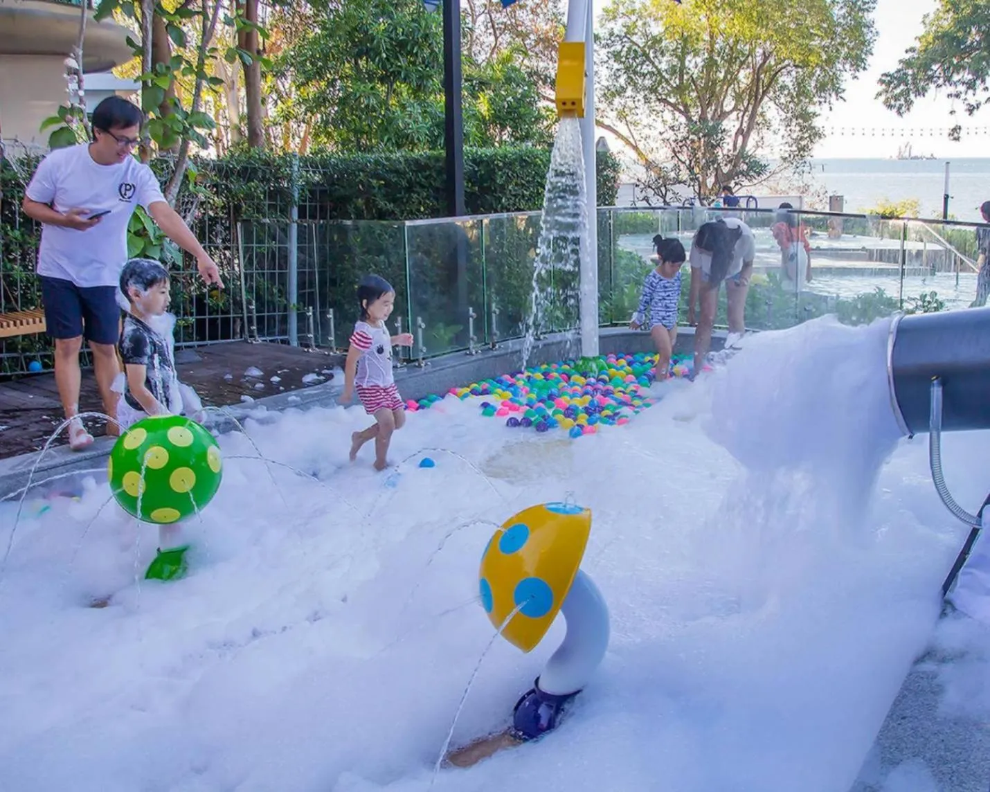 Swimming pool in Sonrisa Srirachaที่พักติดทะเล