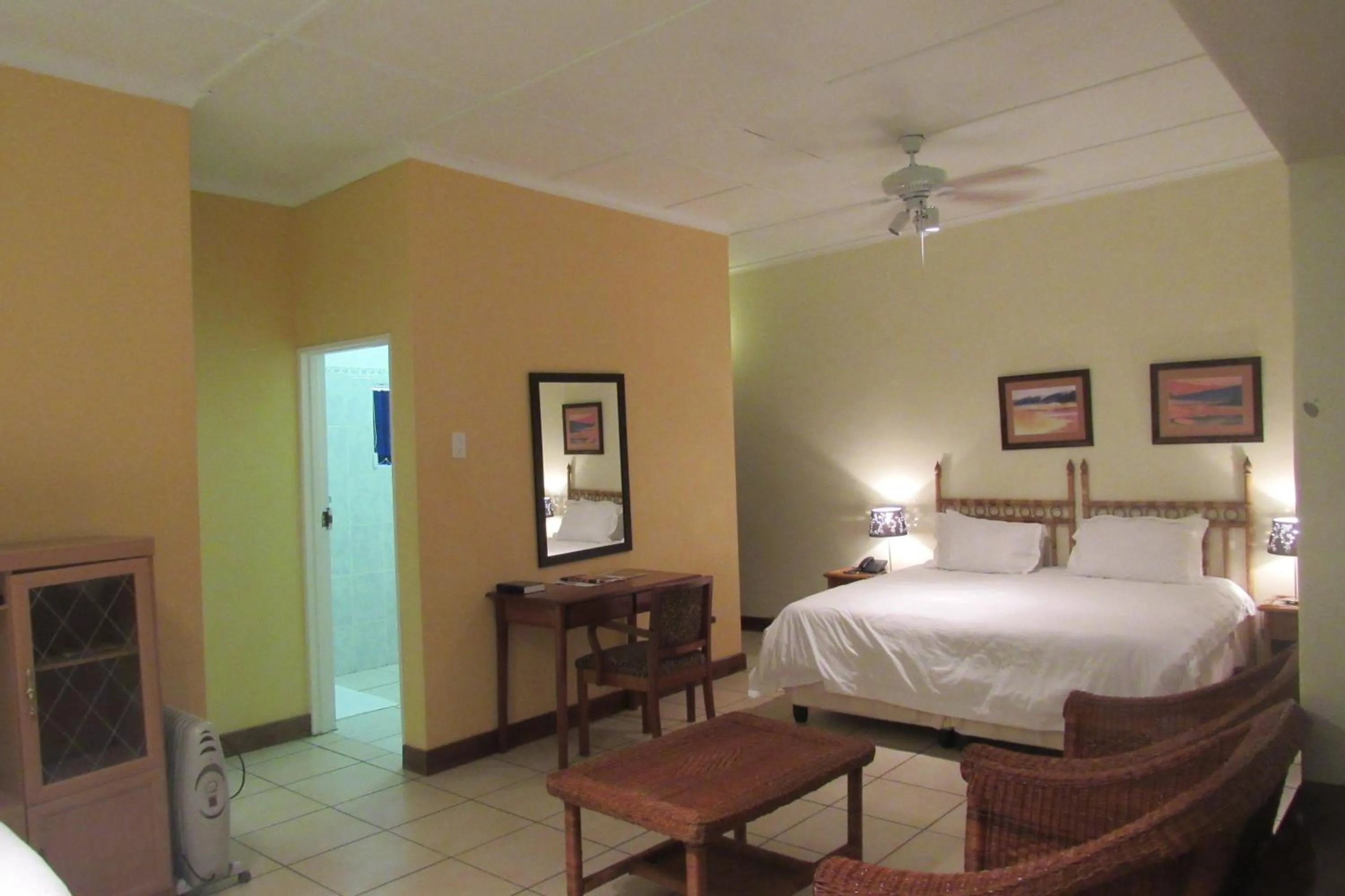 Bedroom, Bed in Emafini Country Lodge