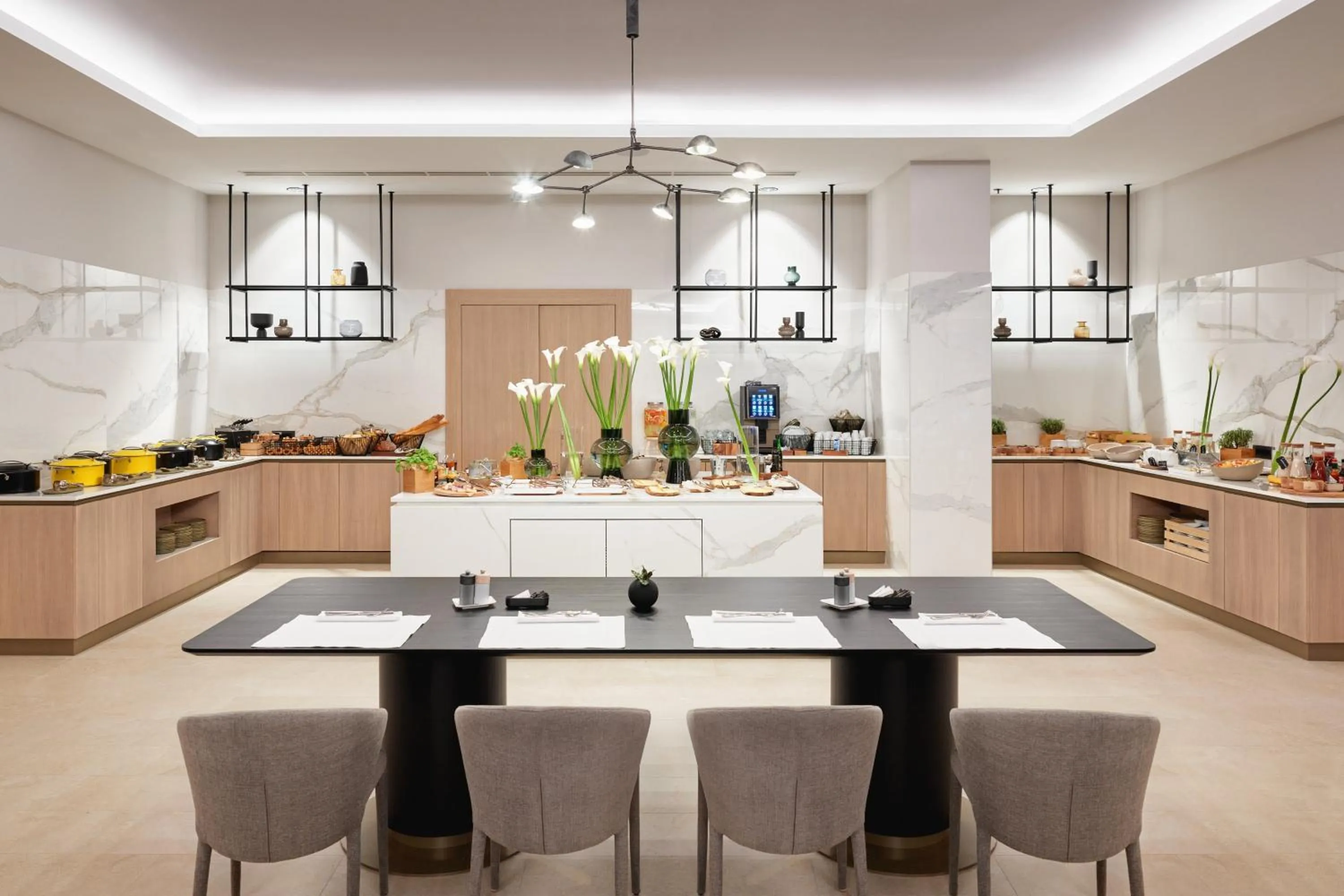 Restaurant/places to eat in Hotel International by Maistra City Vibes