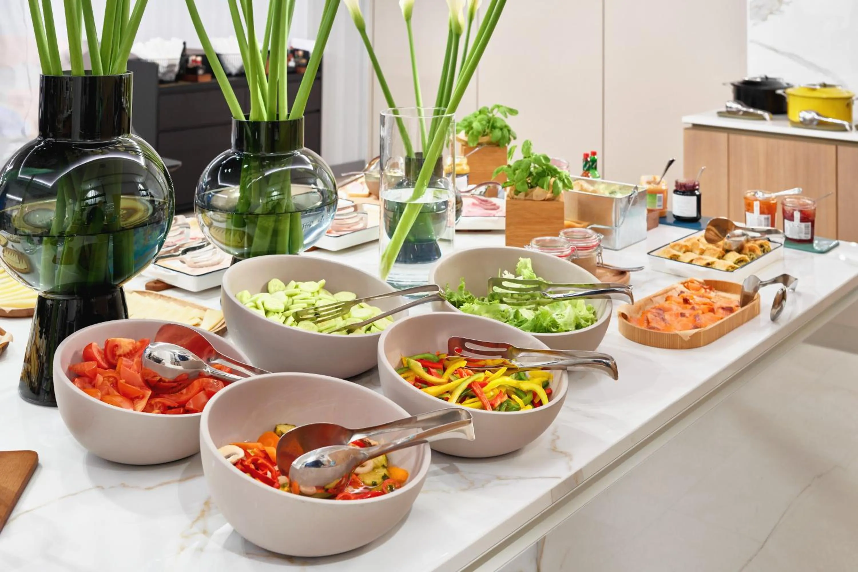 Restaurant/places to eat in Hotel International by Maistra City Vibes