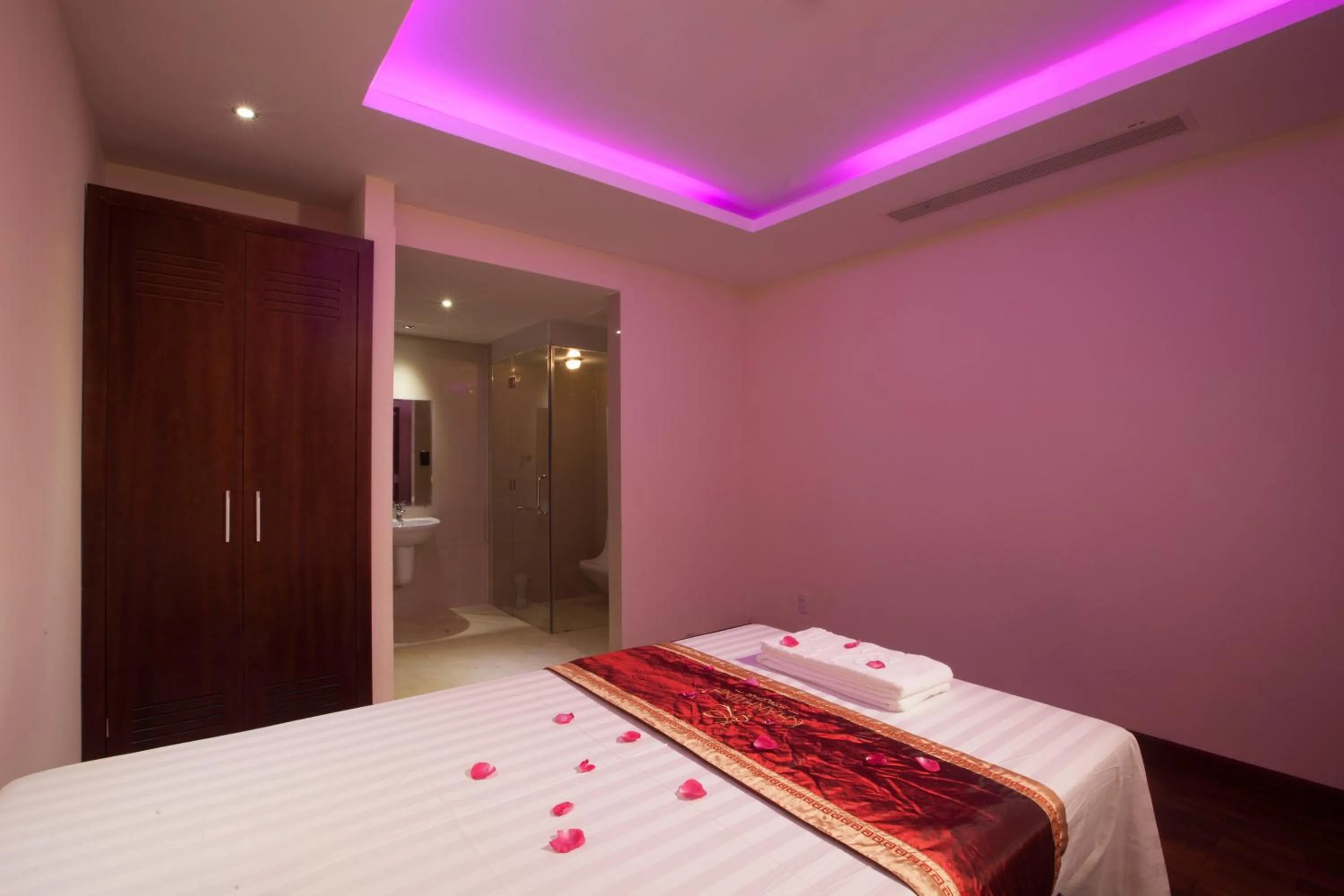 Sauna, Bed in Khanh Linh Hotel