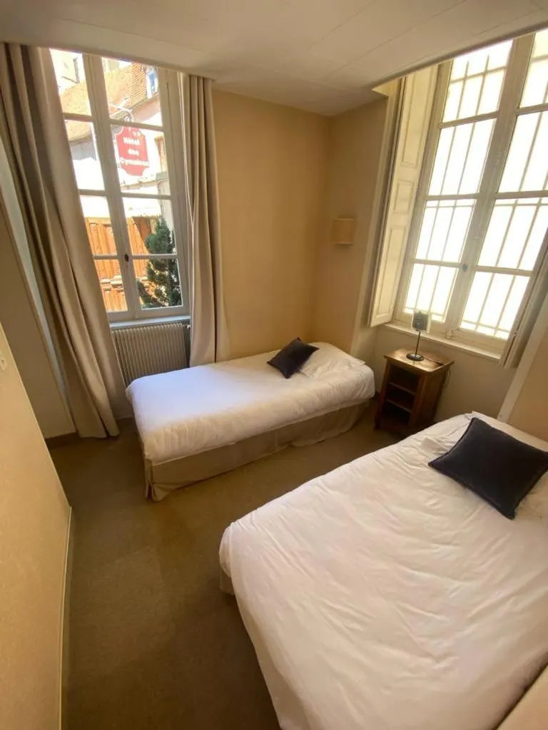 Bed in Hôtel des Cymaises