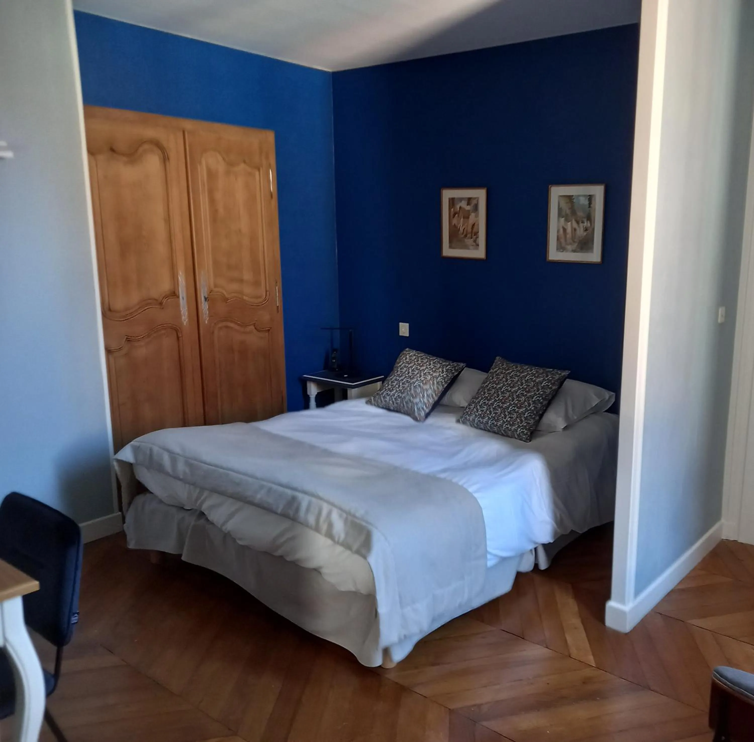 Bed in Hôtel des Cymaises