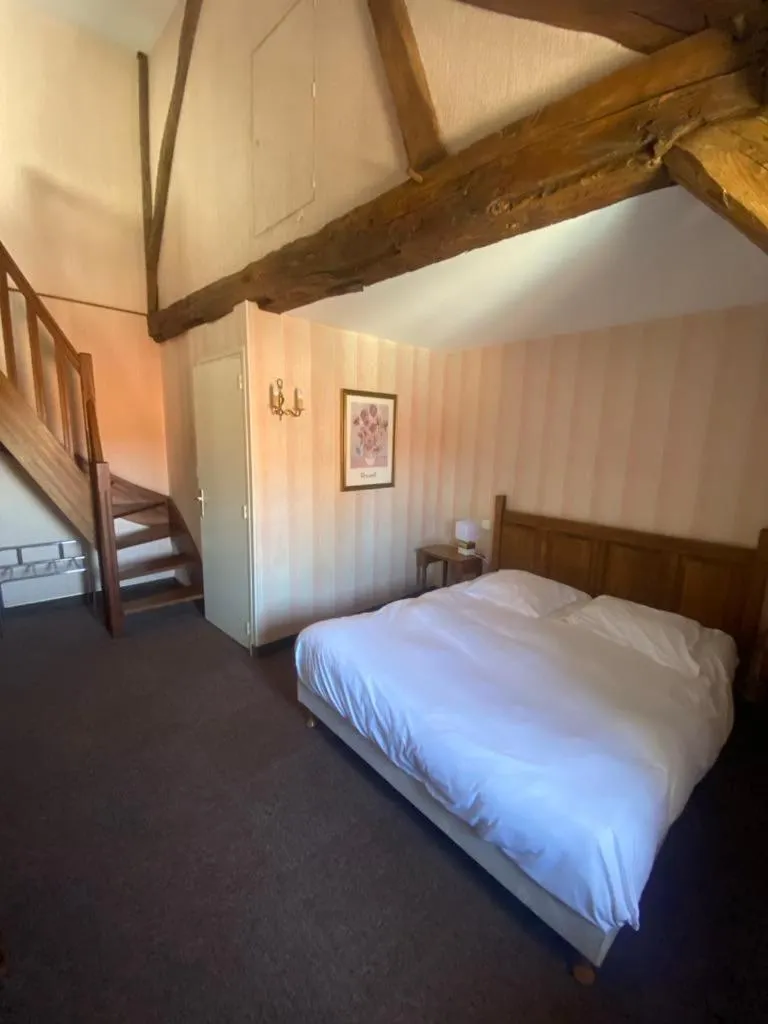 Bed in Hôtel des Cymaises