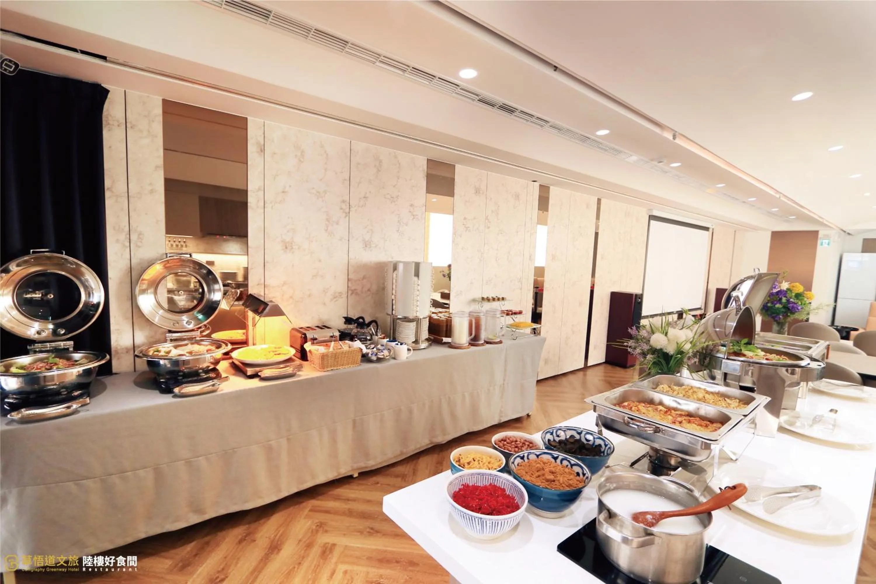 Restaurant/places to eat in Calligraphy Greenway Hotel