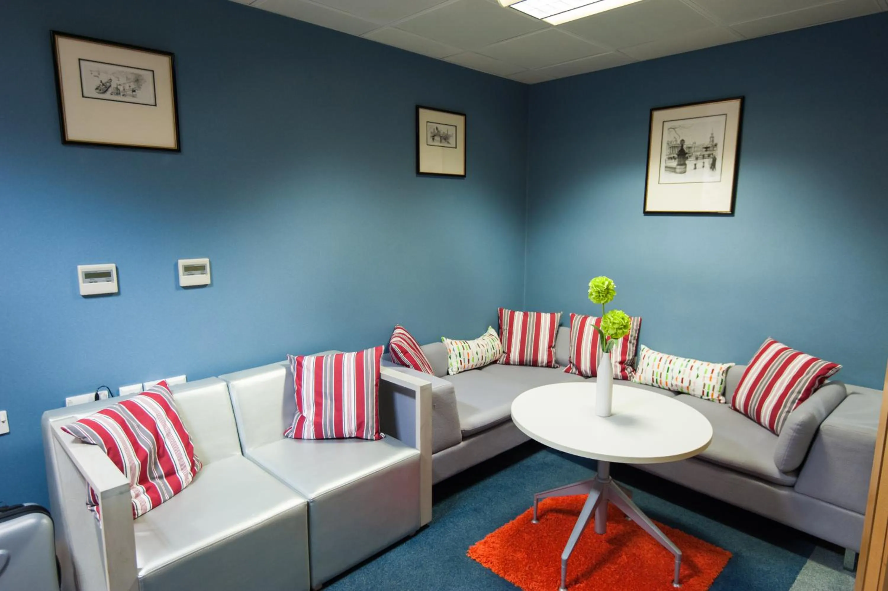 Communal lounge/ TV room in Russell Scott Backpackers Hostel