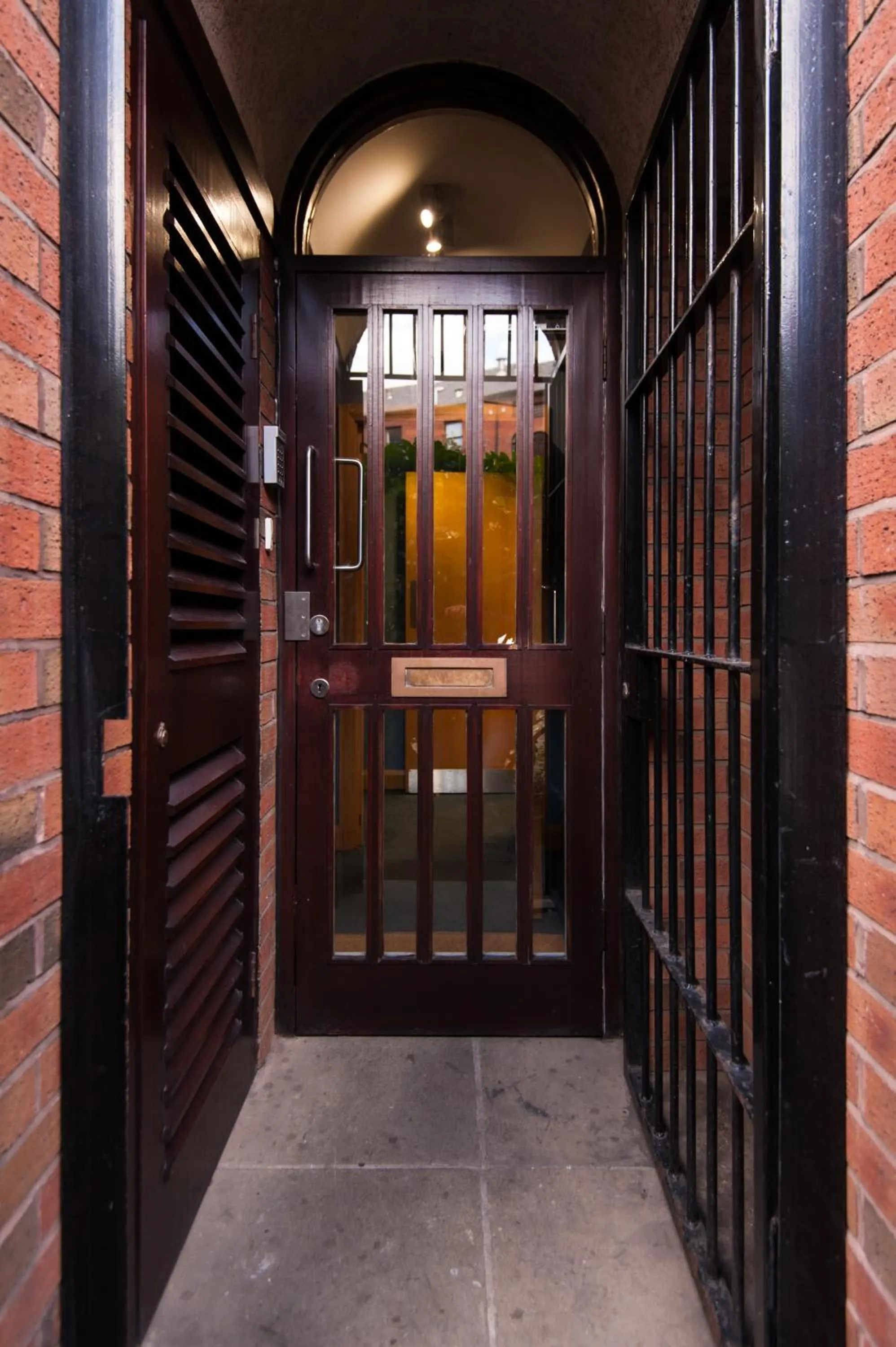 Garden view in Russell Scott Backpackers Hostel