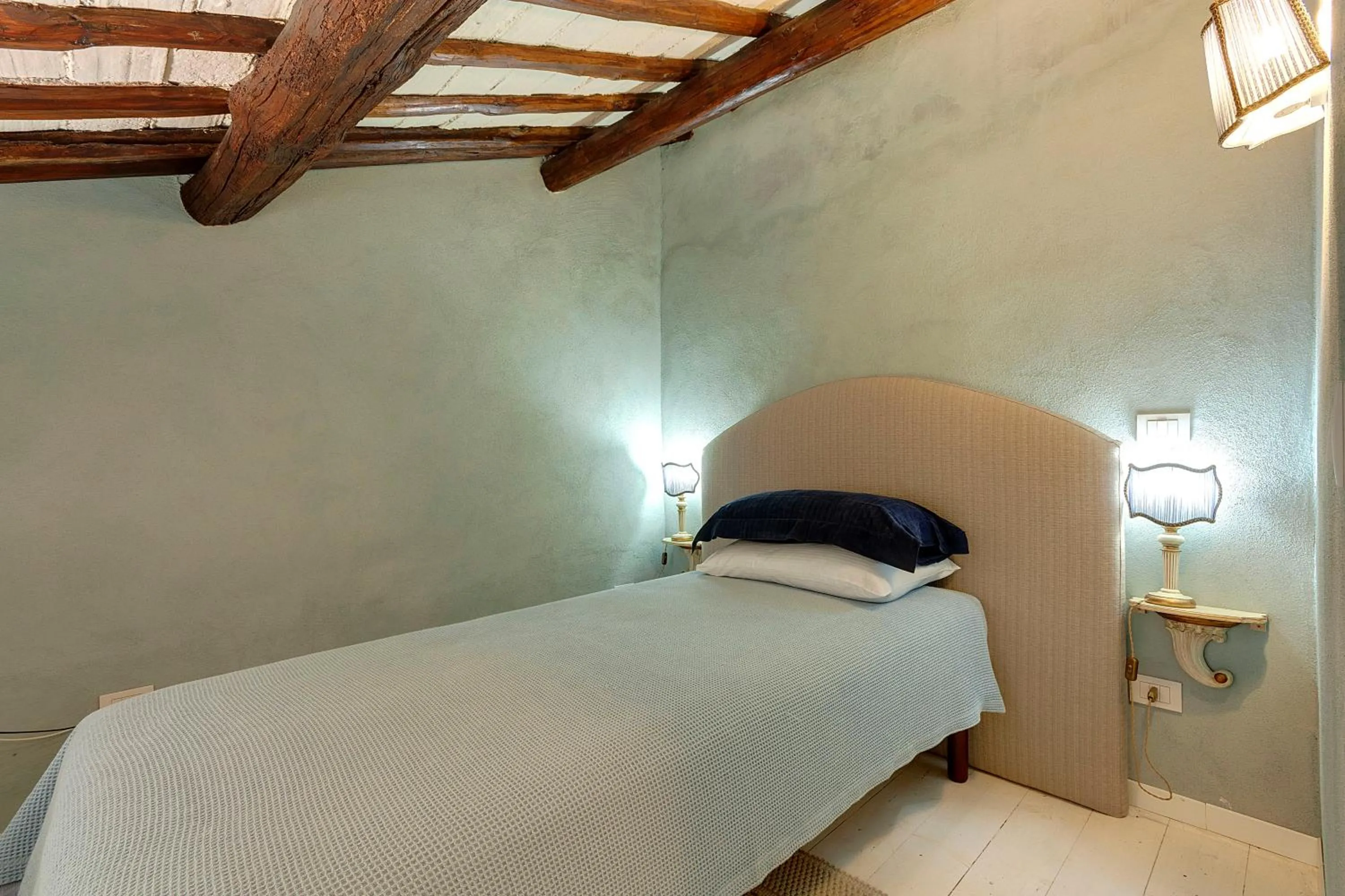 Bedroom, Bed in LM Suites Spagna