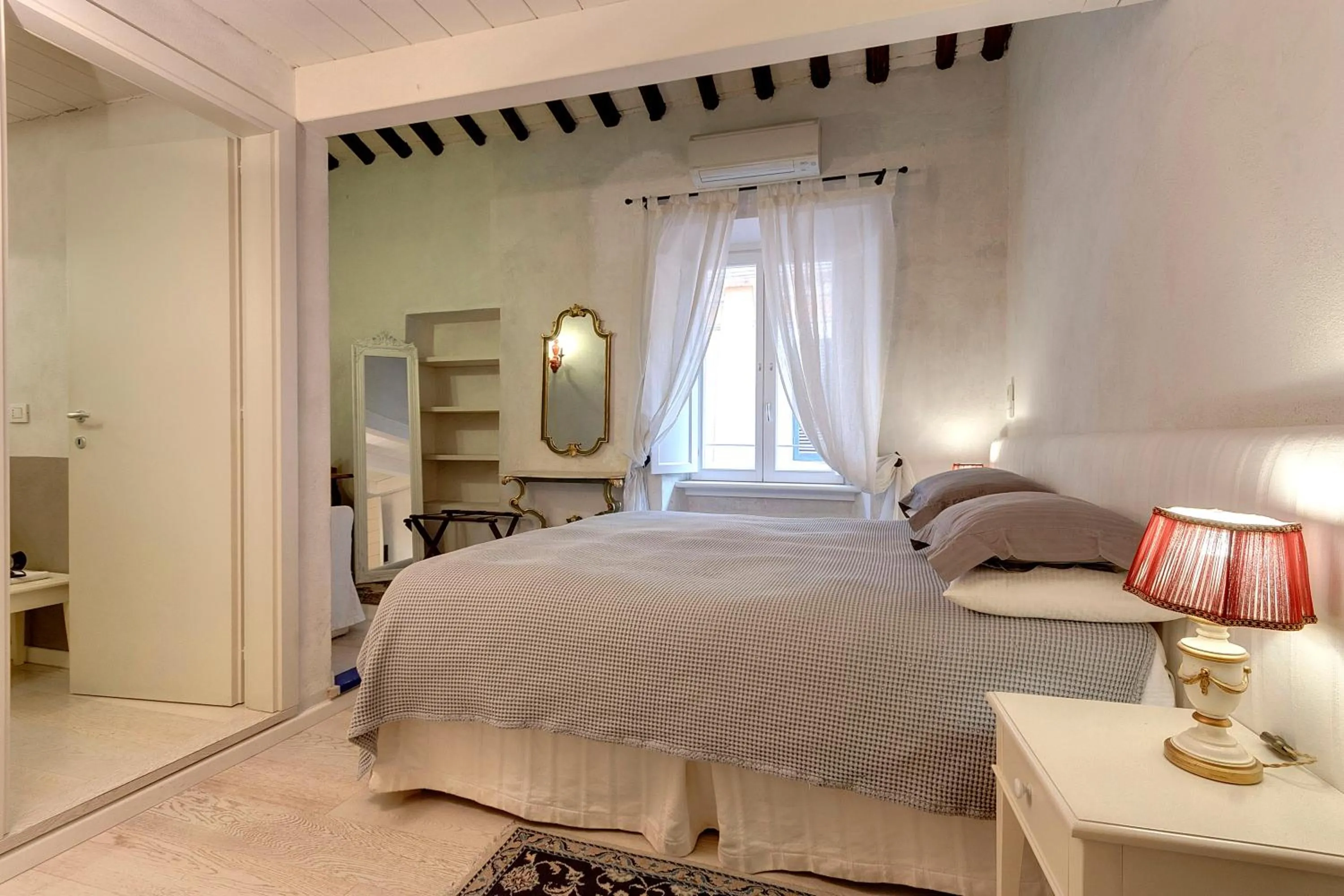 Bathroom, Bed in LM Suites Spagna