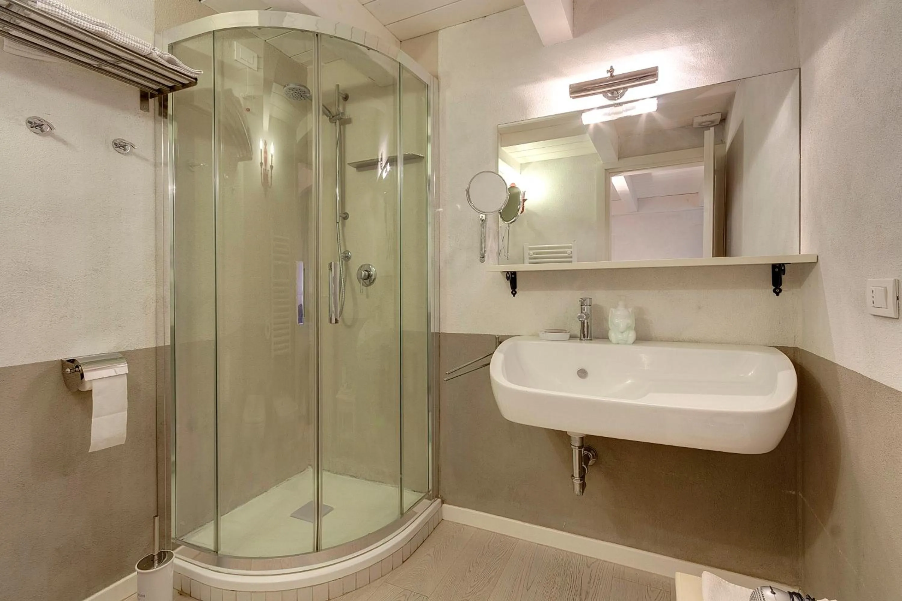 Bathroom in LM Suites Spagna