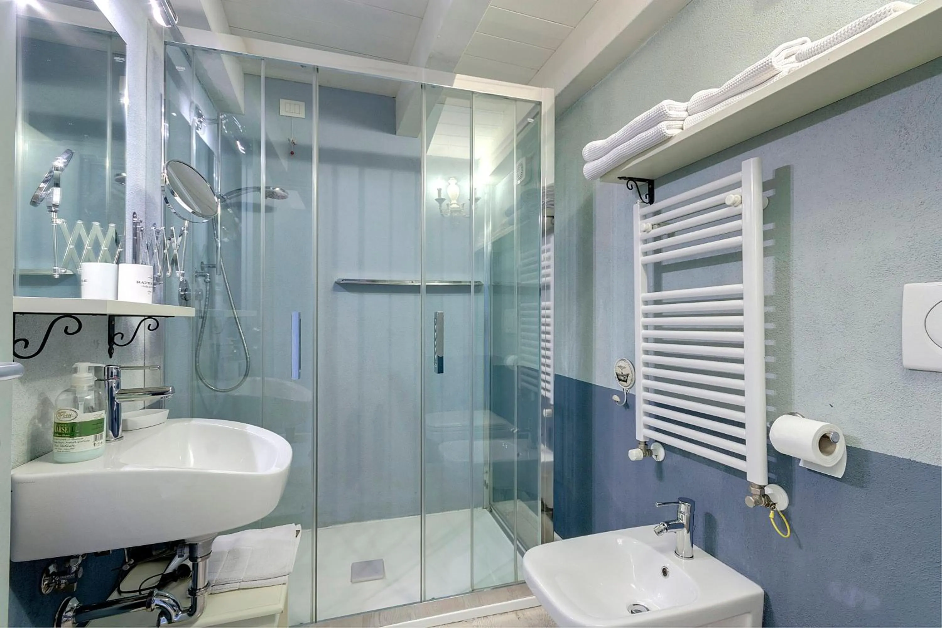 Bathroom in LM Suites Spagna