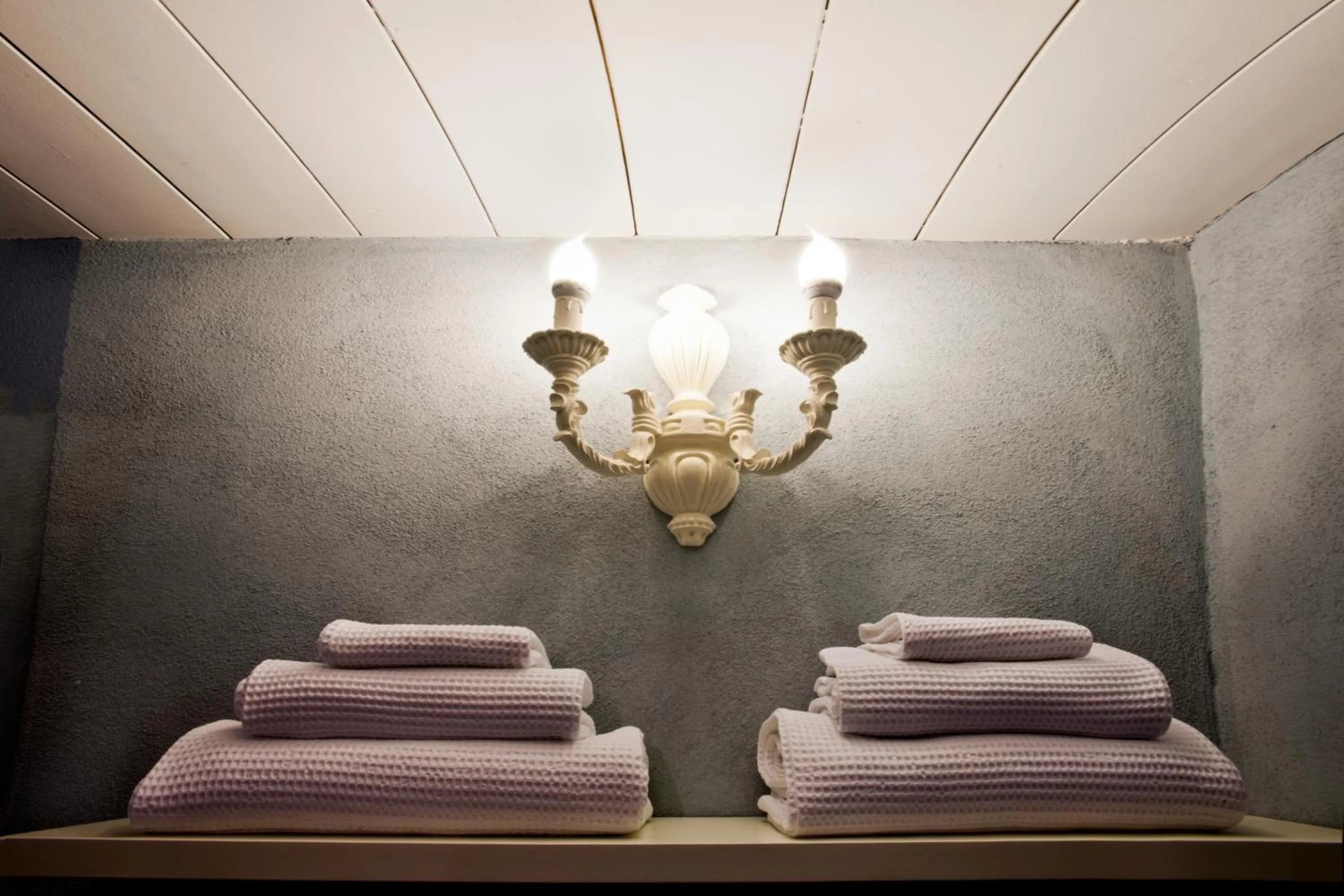 Bathroom, Bed in LM Suites Spagna