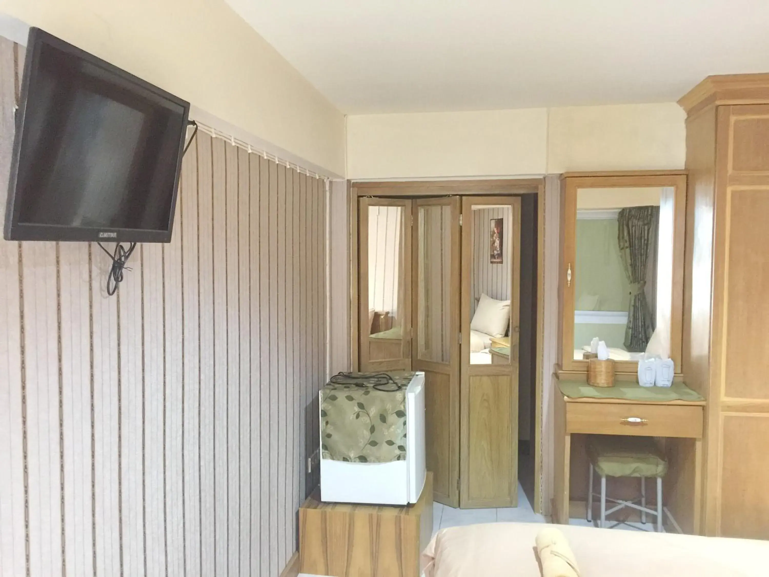 Twin Room with Private Bathroom in Jang Sripoom House Twin Room with Private Bathroom in Jang Sripoom House