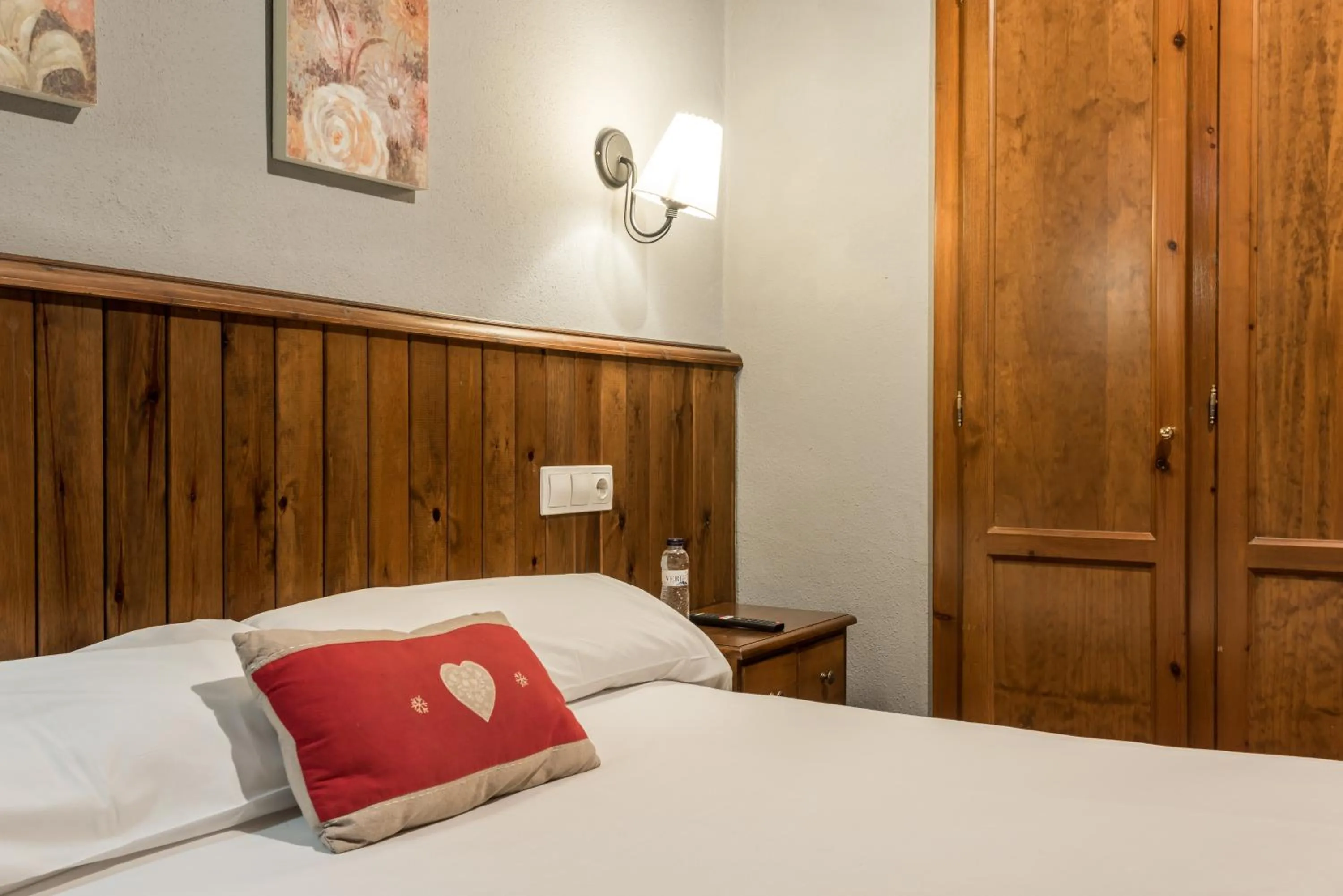 Photo of the whole room, Bed in Hotel Snö Beret