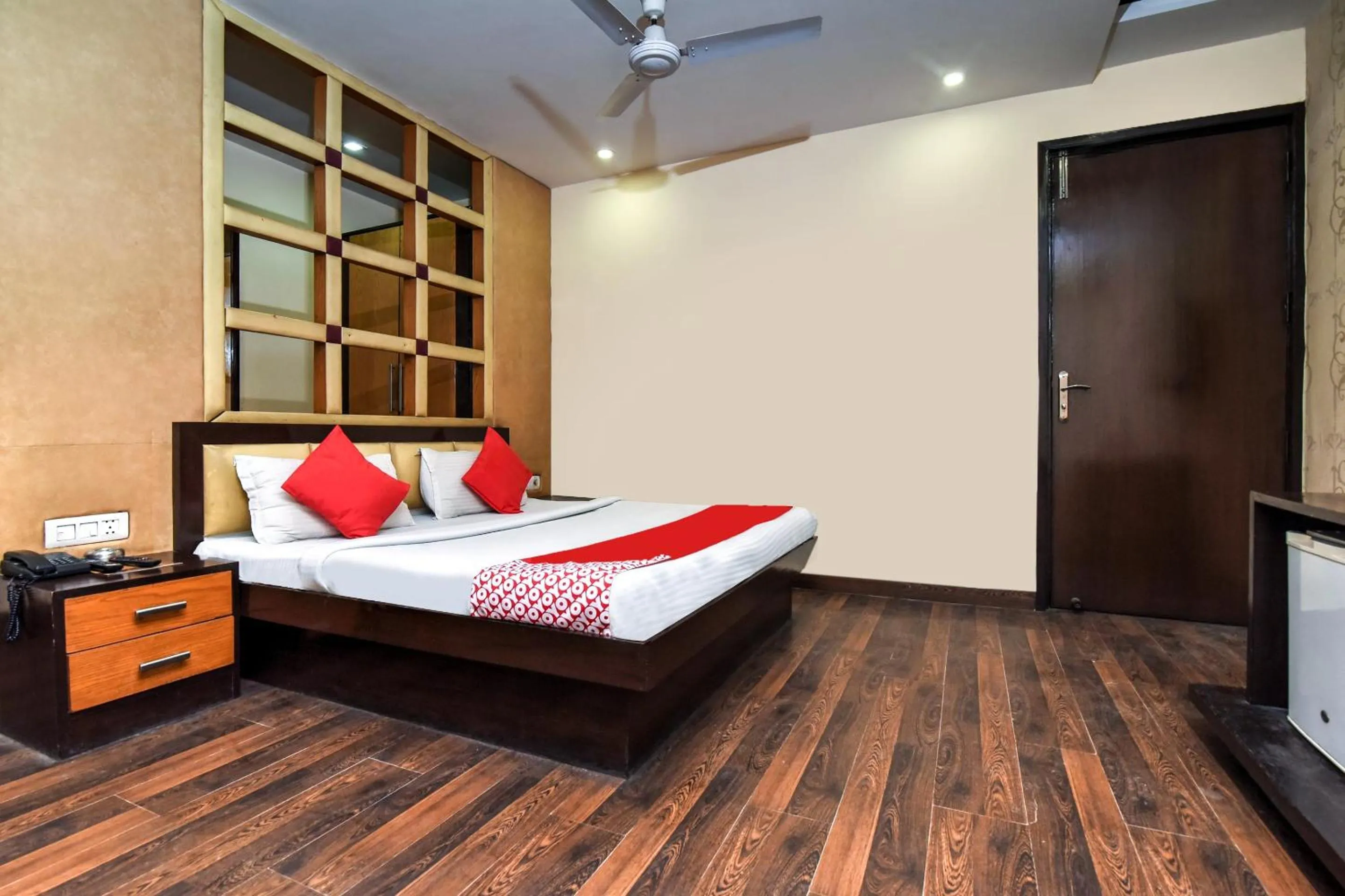 Facade/entrance, Bed in Hotel O Kochar Plaza