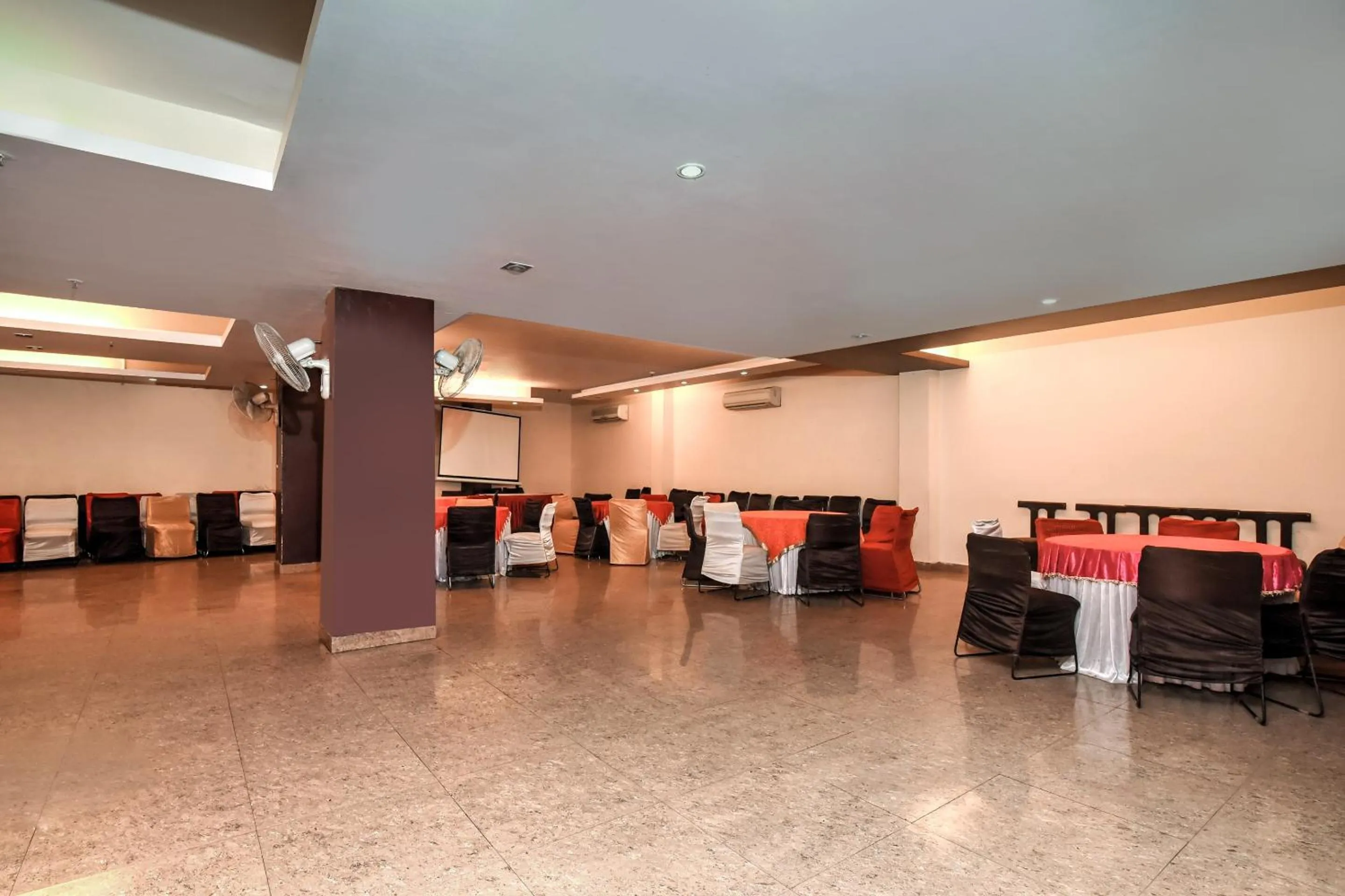 Restaurant/places to eat in Hotel O Kochar Plaza