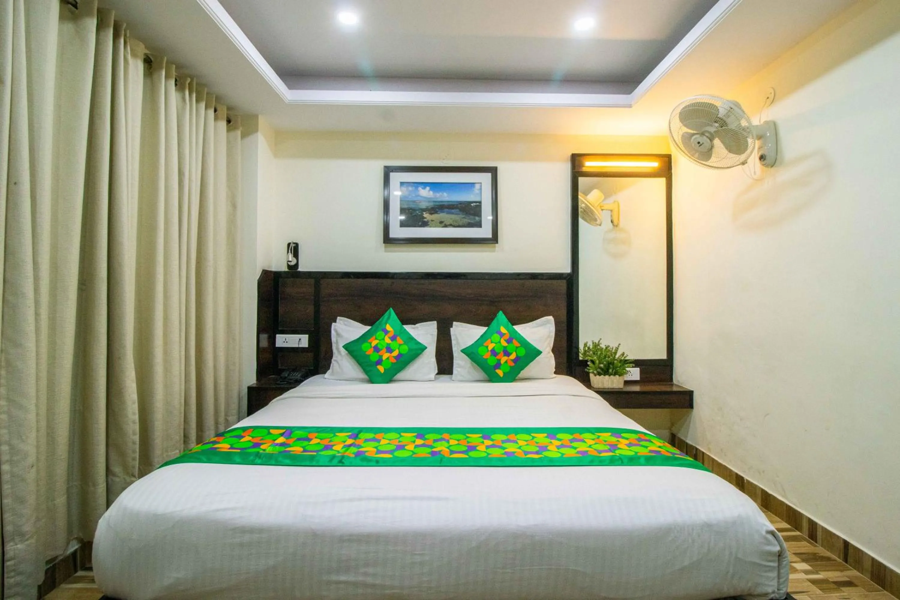 Bedroom, Bed in Treebo Maharaja, Near Mall Road