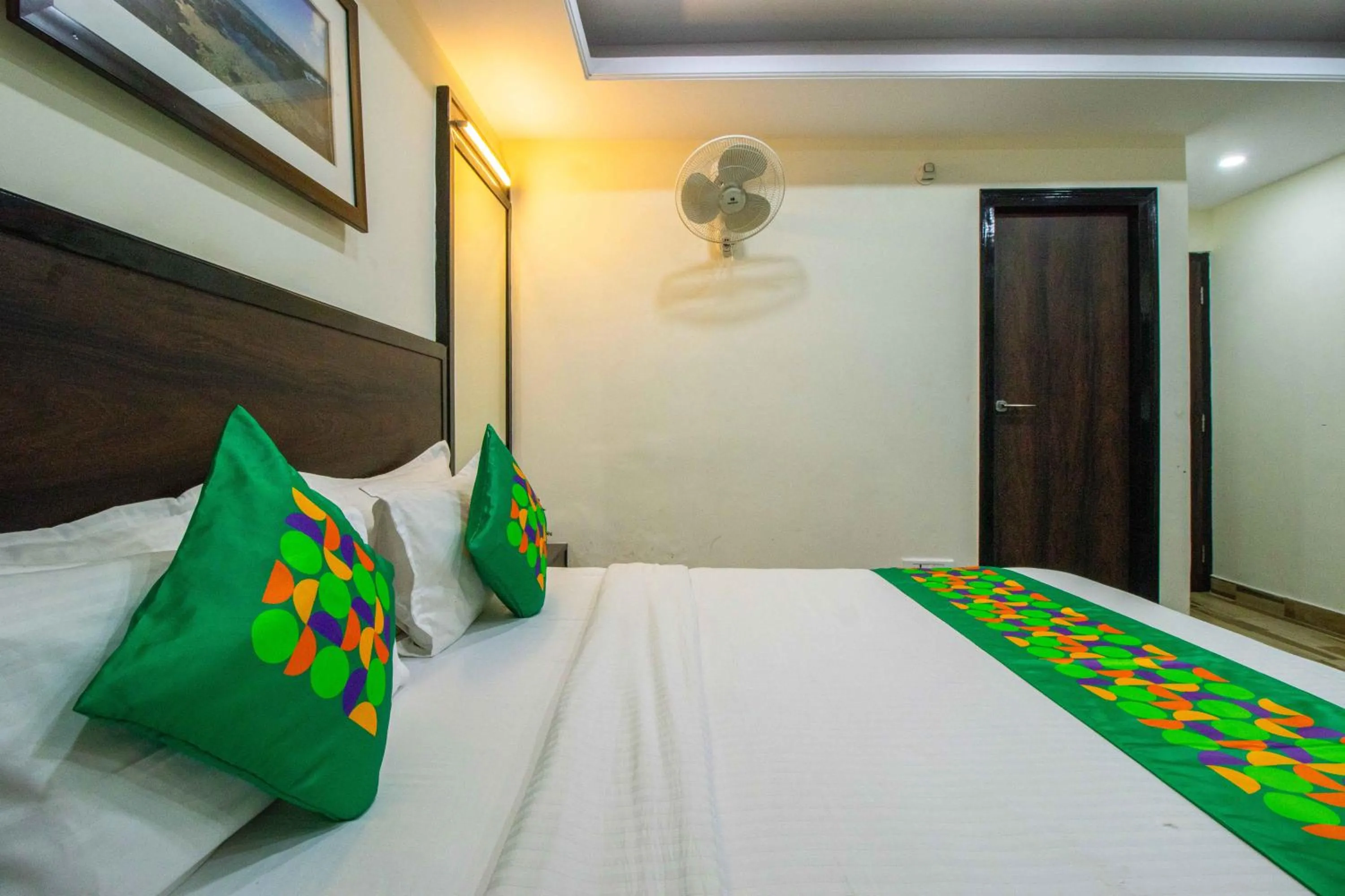 Bedroom, Bed in Treebo Maharaja, Near Mall Road