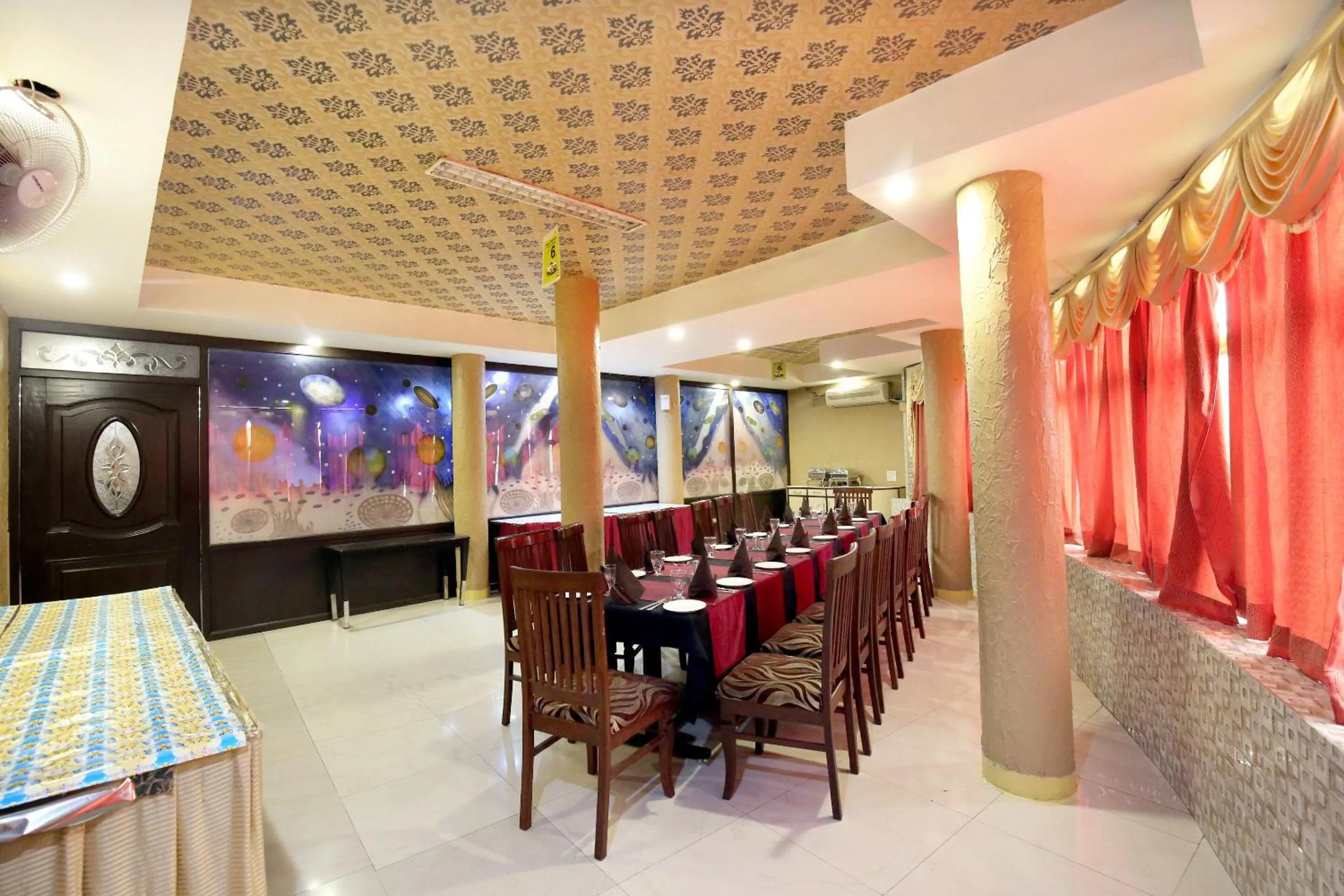 Restaurant/places to eat in HOTEL WHITE STONE RESIDENCY