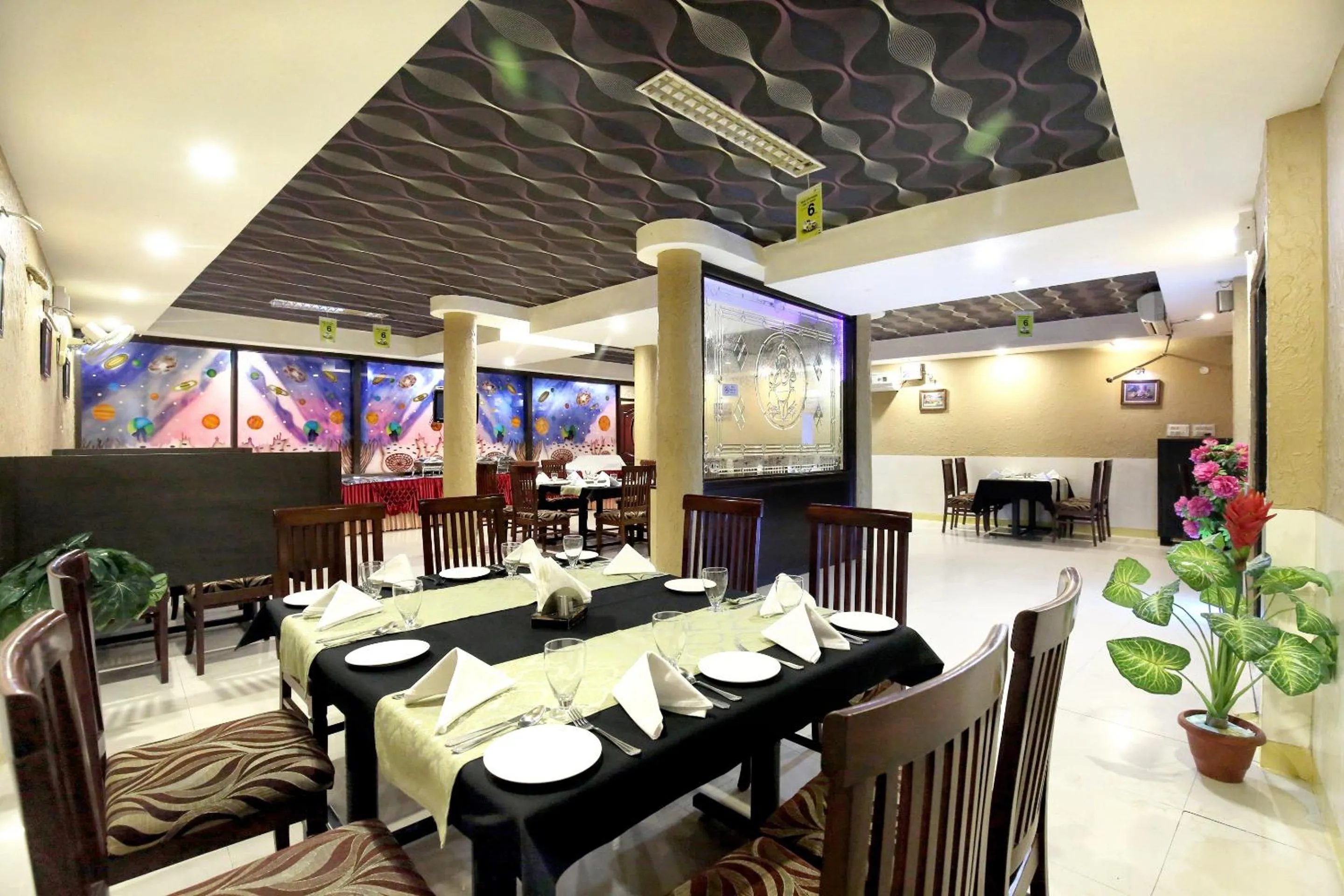 Restaurant/places to eat in HOTEL WHITE STONE RESIDENCY