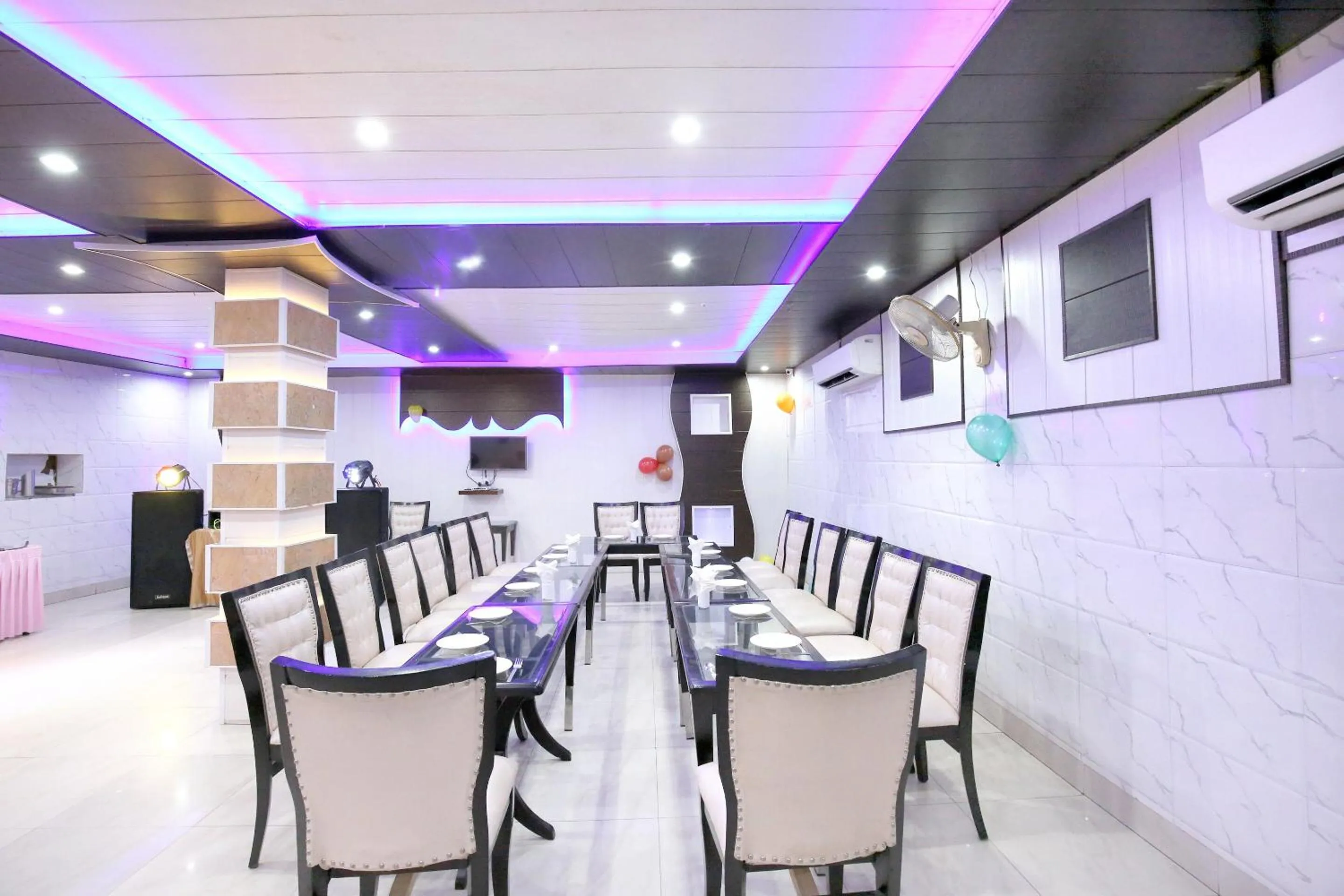 Restaurant/places to eat in HOTEL WHITE STONE RESIDENCY