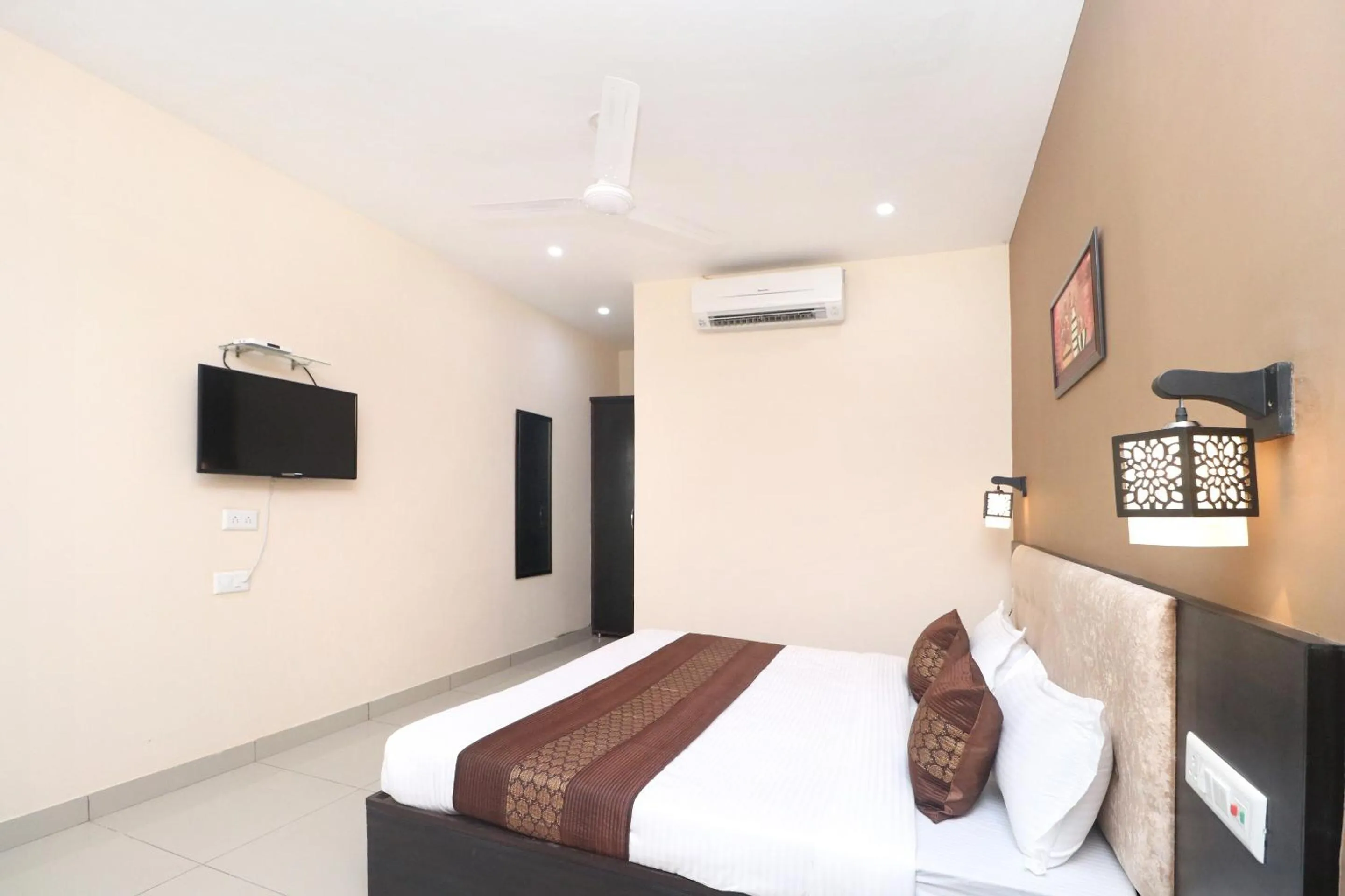 Bedroom, Bed in HOTEL WHITE STONE RESIDENCY