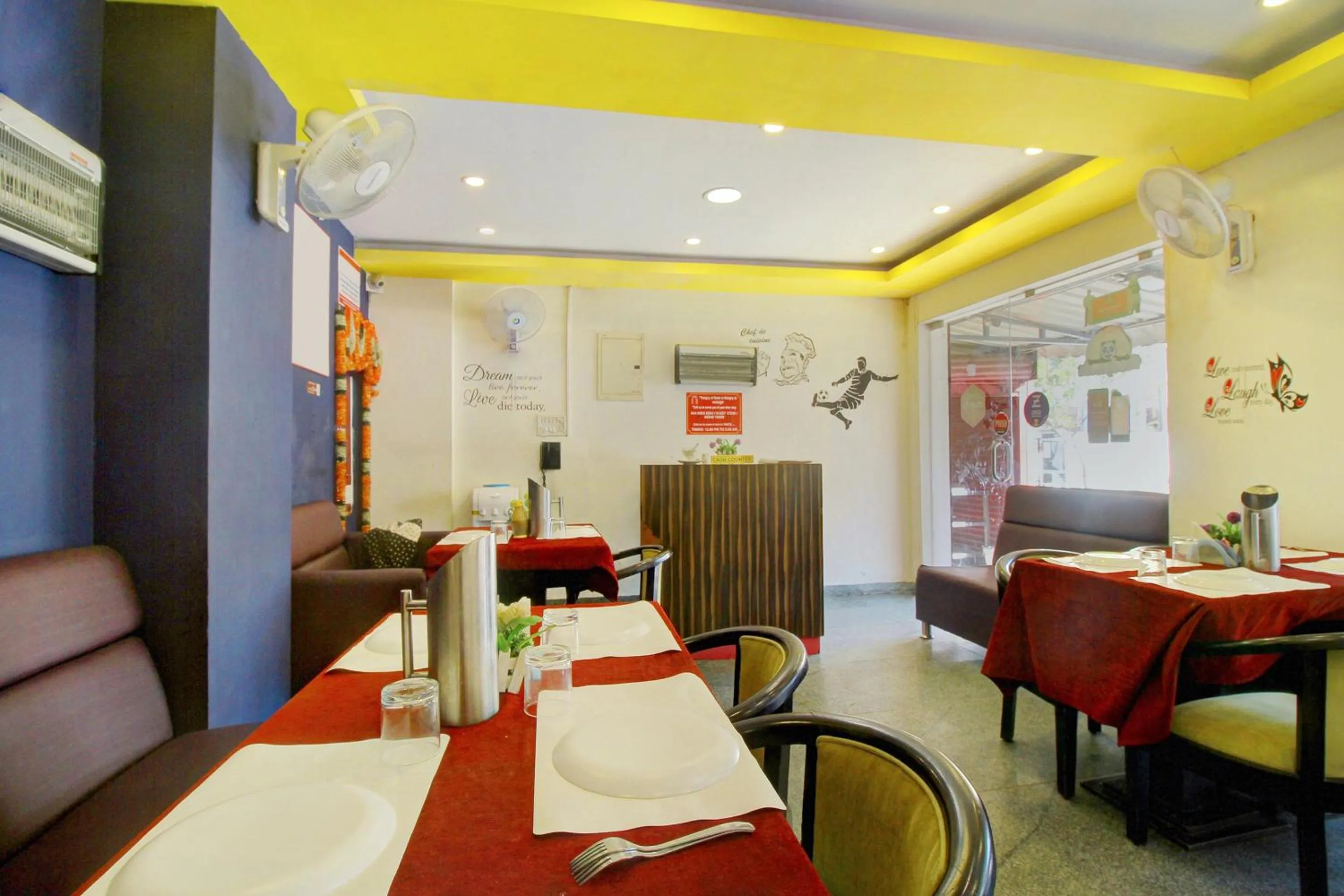 Restaurant/places to eat in Hotel O India Gate