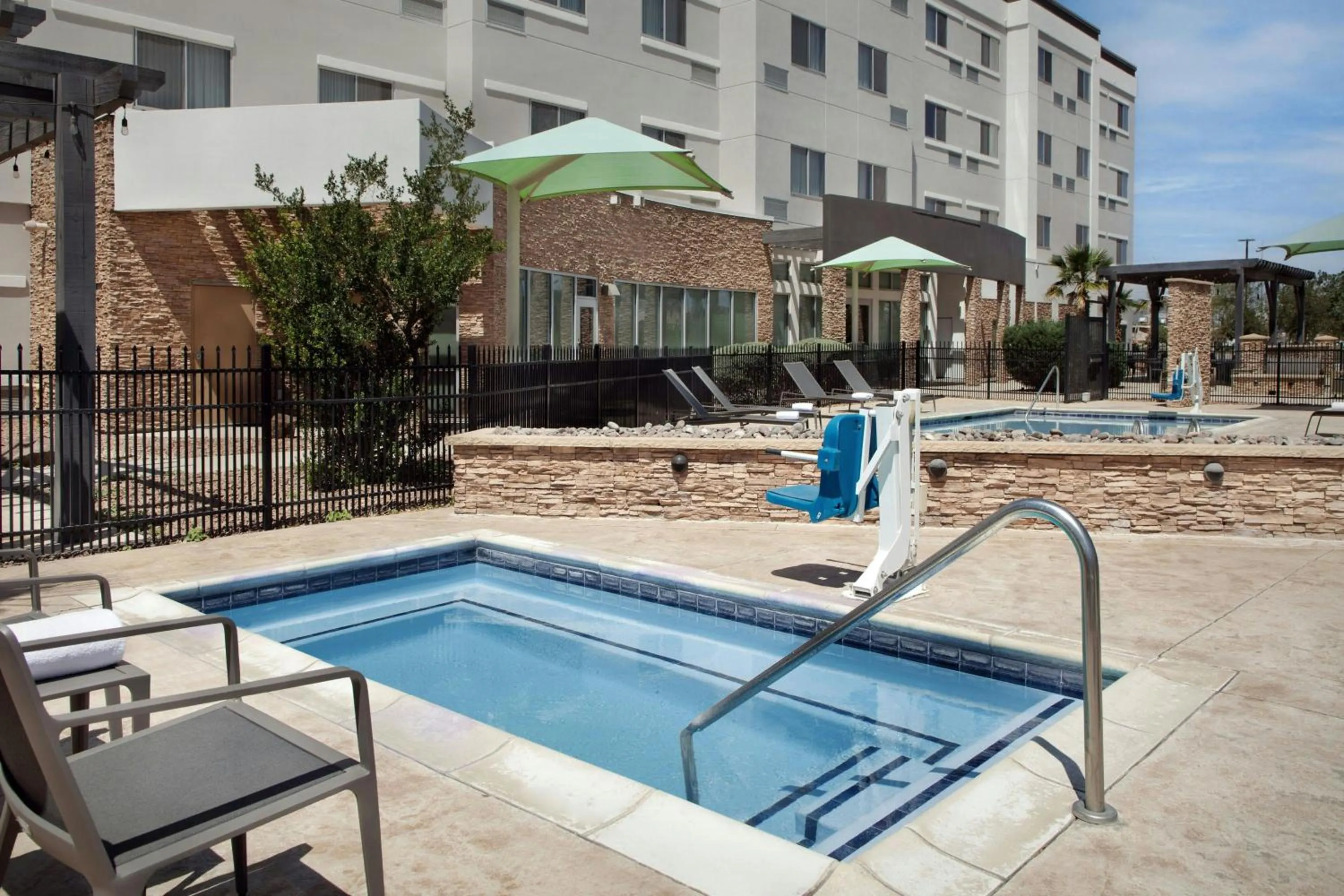 Swimming pool in Courtyard by Marriott El Paso East/I-10